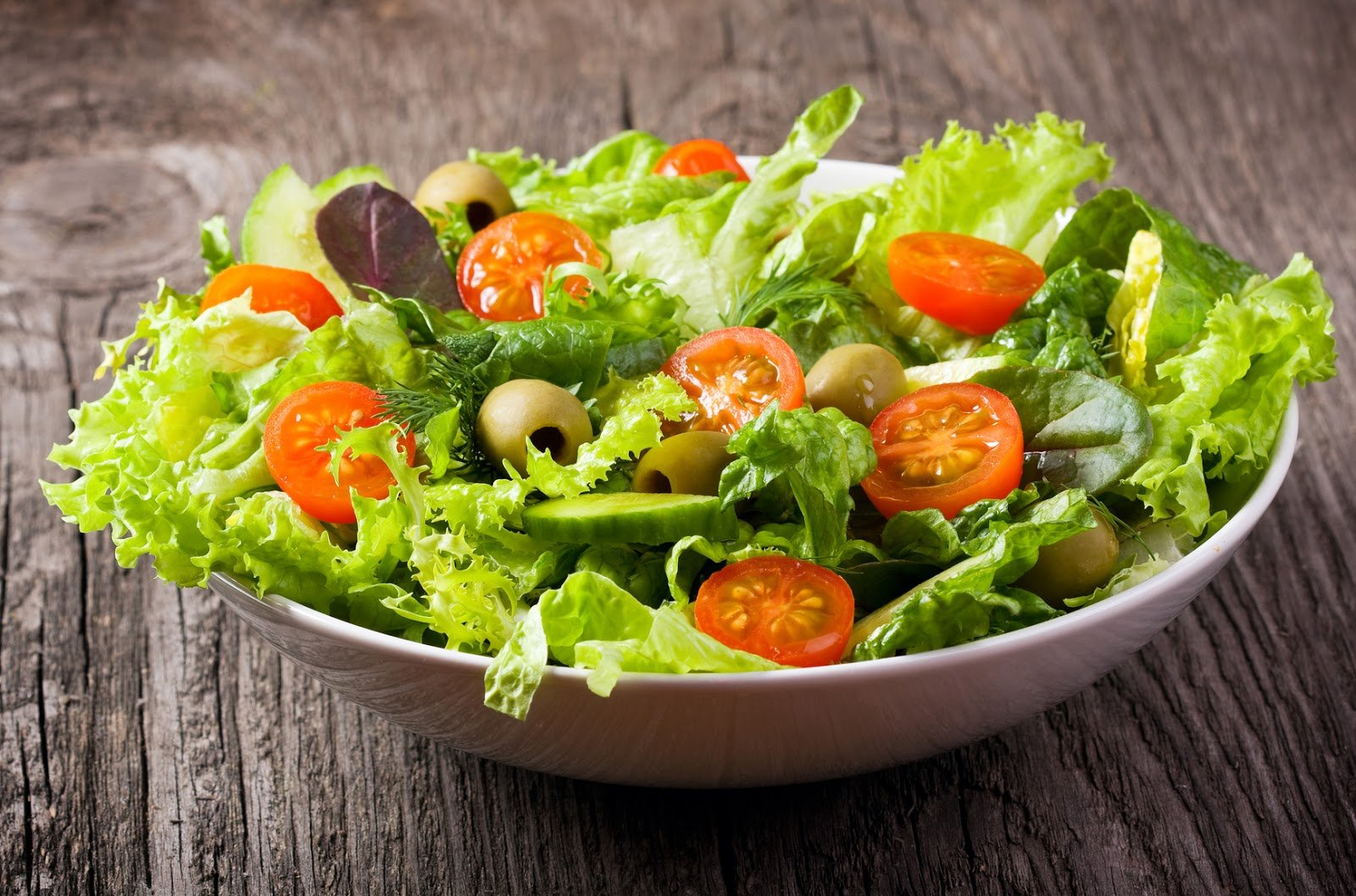 Salat. Салат. Овощной салат. Салат из сырых овощей. Листья салата.