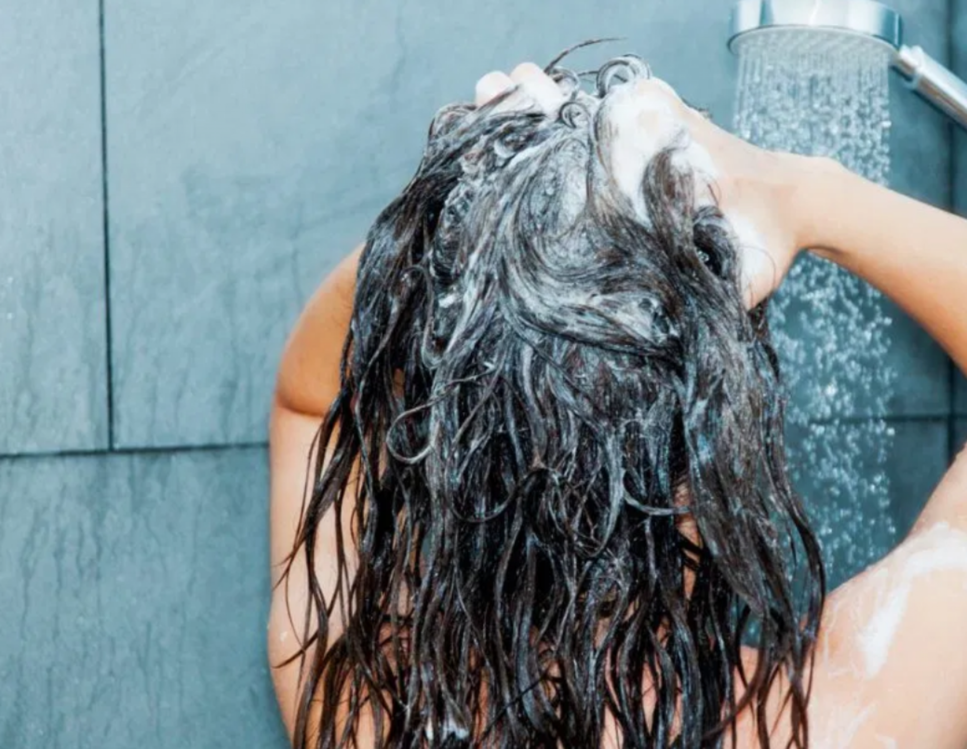 Грязные черные волосы. Мытье волос. Фотосессия с мокрыми волосами. Девушка с мокрыми волосами. Мыть голову.