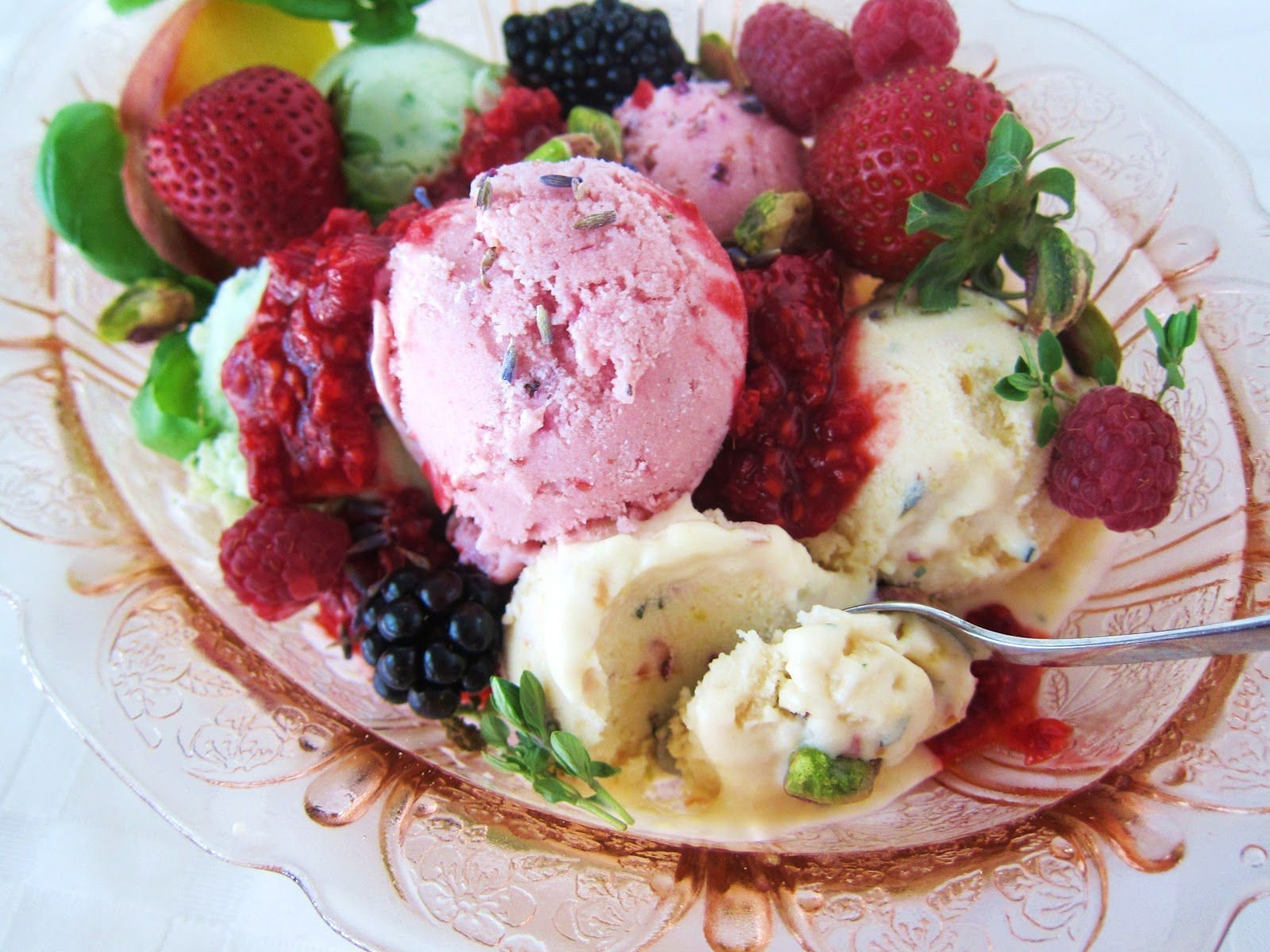 Фруктовый пломбир. Мороженое с ягодами. Мороженое с фруктами. Десерт мороженое с фруктами. Фруктовый салат с мороженым.