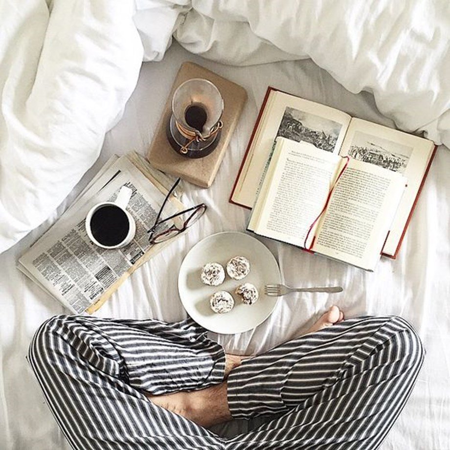 Книга ты я постель сейчас же. Книга о кофе. Уютное утро. Кофе в постель. Красивые раскладки с книгами.