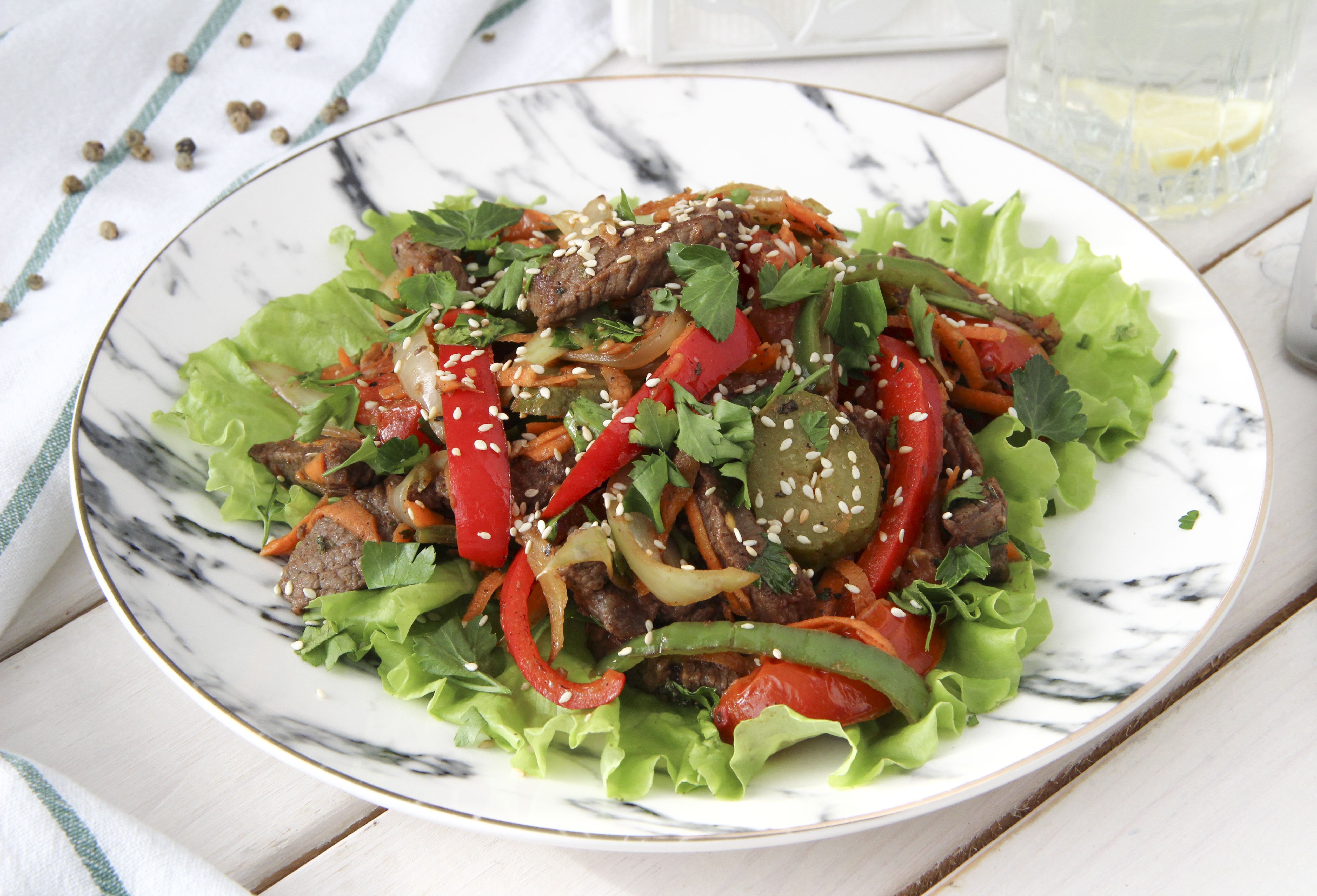 Рецепт говядина маринованные огурцы. Тайский биф салат. Салат со свининой. Салат с телятиной и овощами. Салат с жареной говядиной.