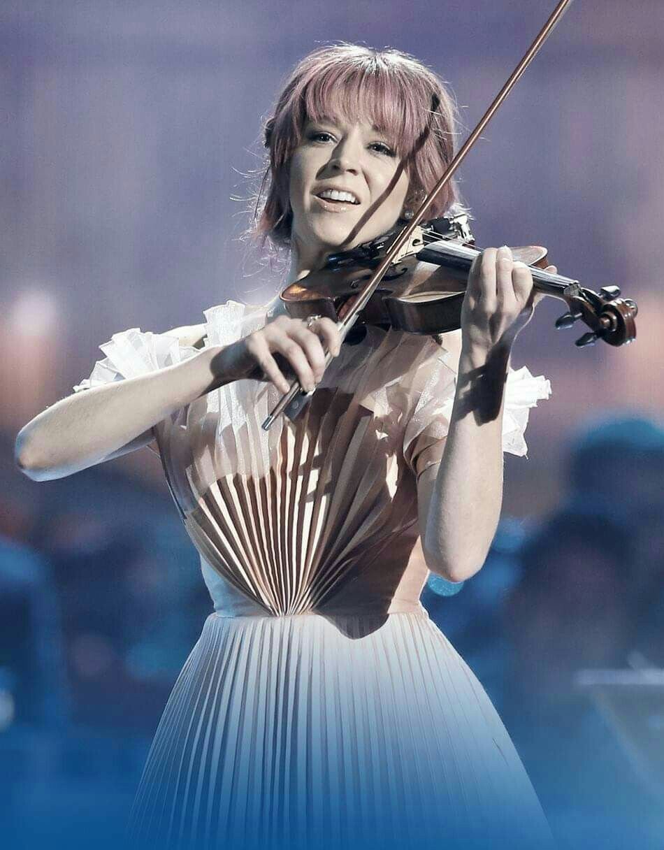 Violin dancing. Линдси Стирлинг. Линси Стирлинг 2020. Линдси Стирлинг 2022. Скрипачка Линдси Стирлинг.