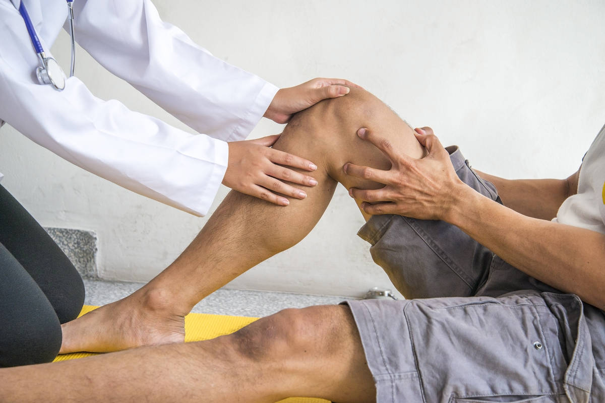 Массаж коленного сустава. Массаж после эндопротезирования тазобедренного сустава. Реабилитация коленного сустава. Боль в суставах.