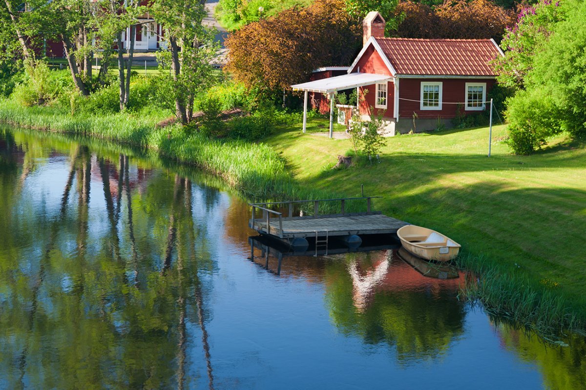 Озера рядом с деревнями. Дом у реки (River Cottage). Домик у реки в Йёльстере. Норвегия. Дом Каленов в лесу у озера.