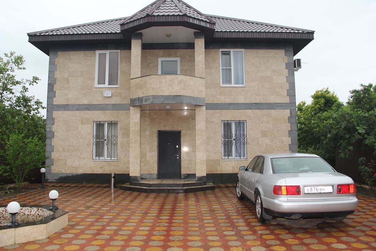 Абхазский дом. Platan House Гагра. Село Отрадное Абхазия. Платан отель Абхазия. Дома в абхазском стиле.