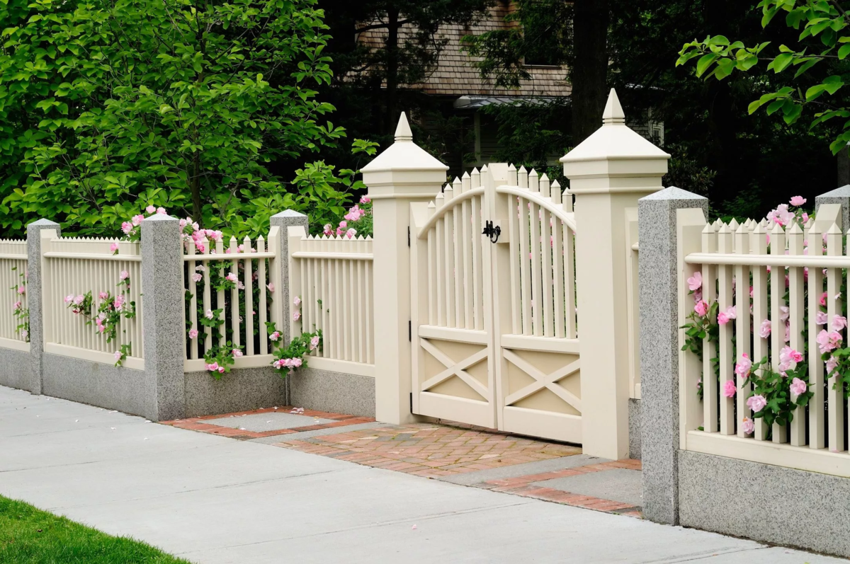 Красивый забор. Европейские заборы. Красивый забор для загородного дома. Забор белый. Забор и ворота для частного дома фото