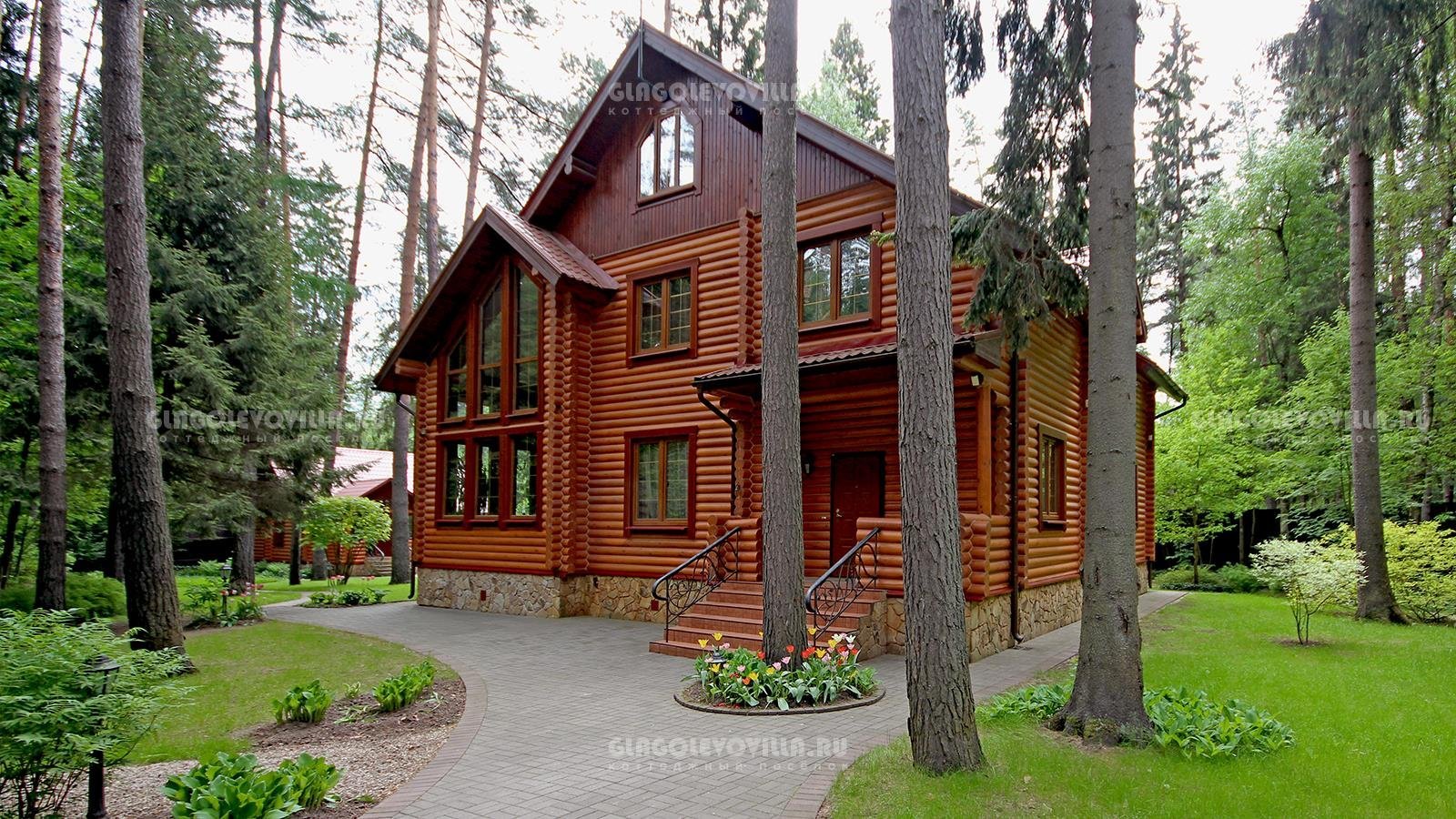 Красивый дом в Сосновом лесу