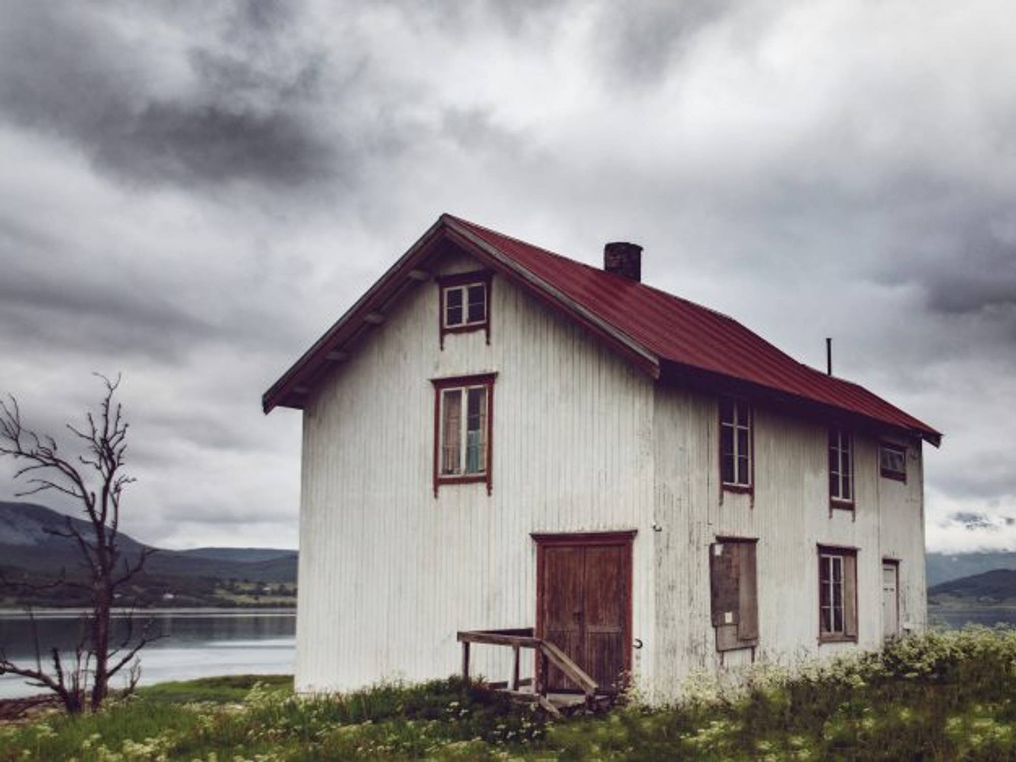 Домик в норвегии. Заброшенный дом в Норвегии. Норвегия заброшенные дома. Киркенес Норвегия заброшенные дома. Норвежские дома.
