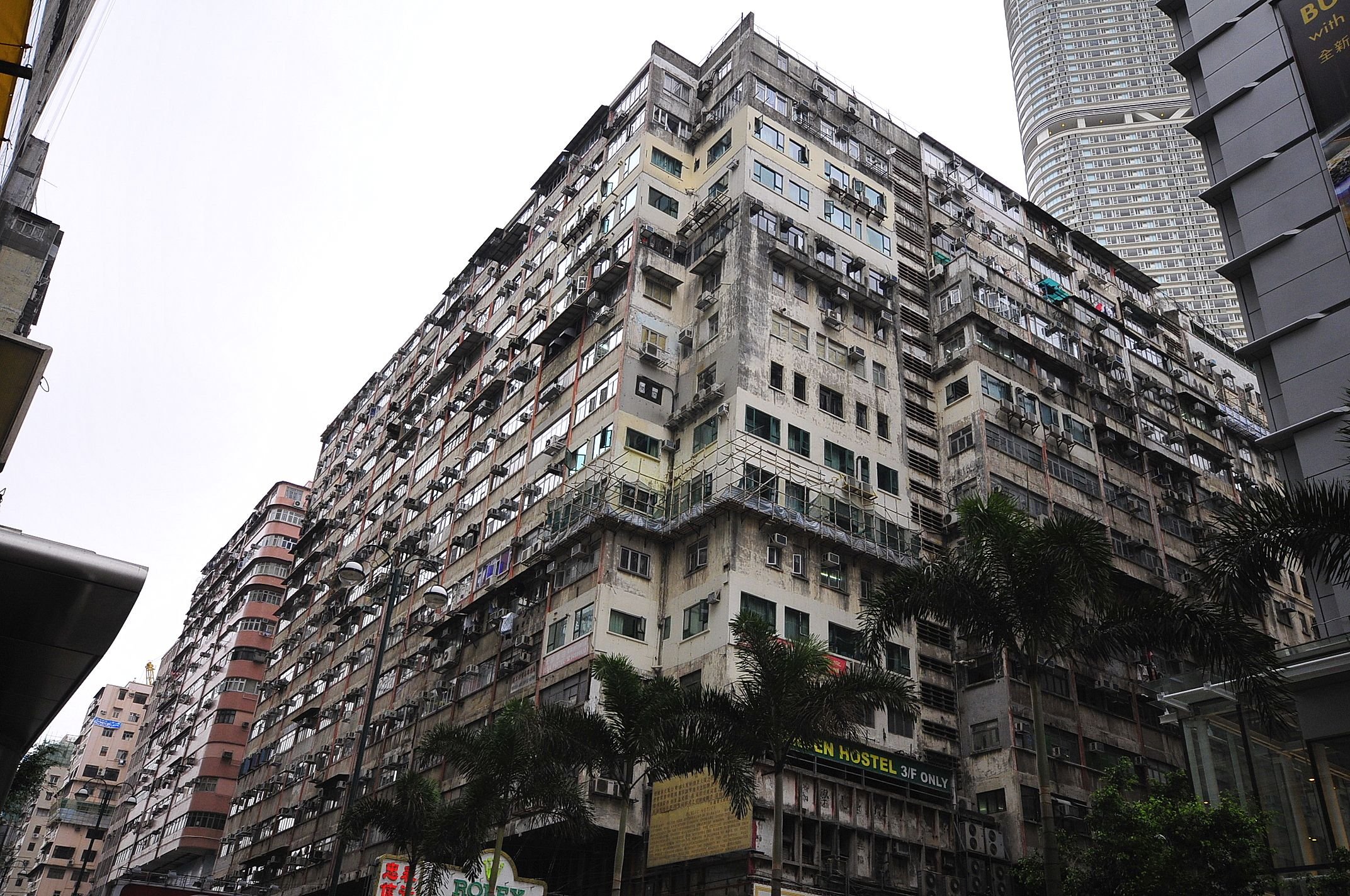 Как проходит гигантский дом. Chungking Mansions Гонконг. Коулун Китай. Трущобы Коулун. Город Коулун Гонконг.