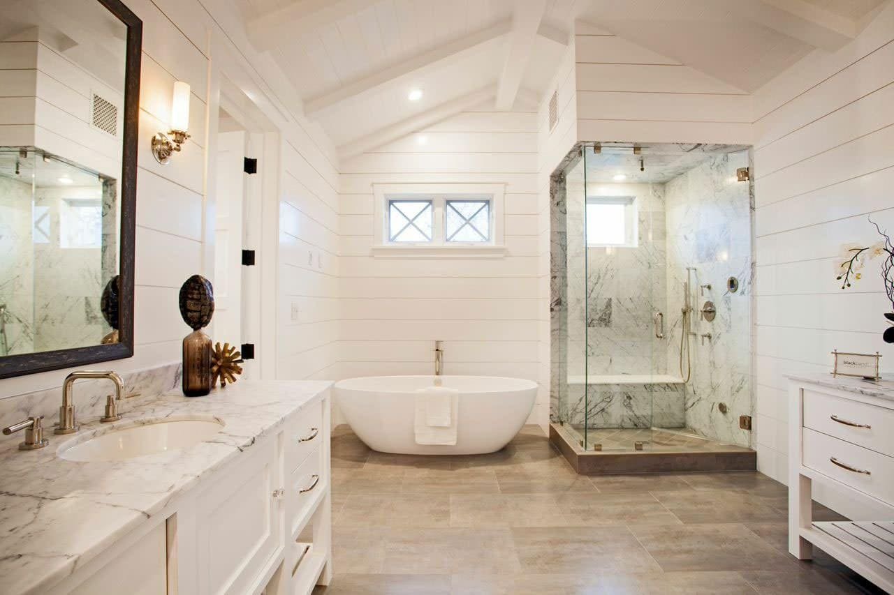 Мраморная ванная в деревянном доме