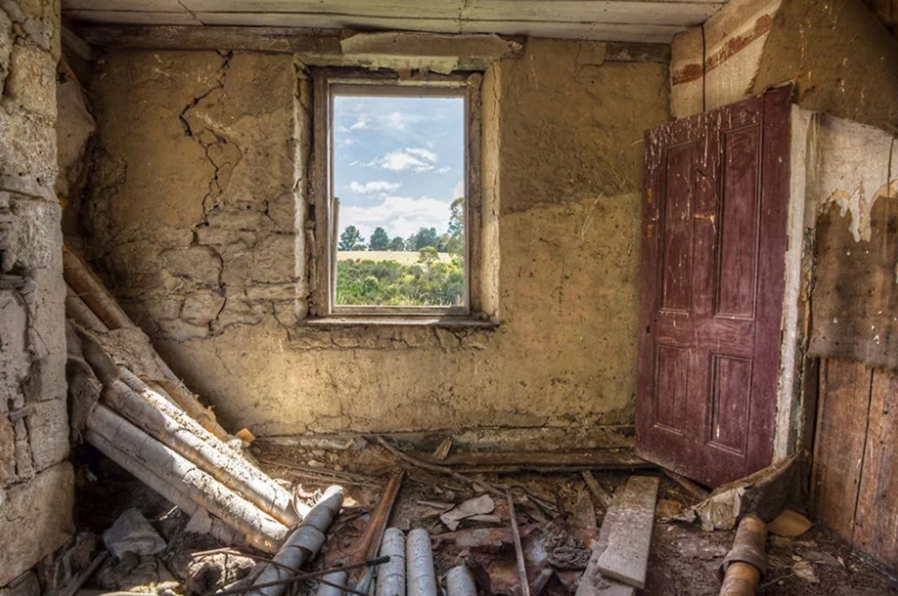 Разрушение жилого помещения. Разрушенный дом внутри. Заброшенный дом после войны. Окно в заброшенном здании. Разрушенное здание внутри.