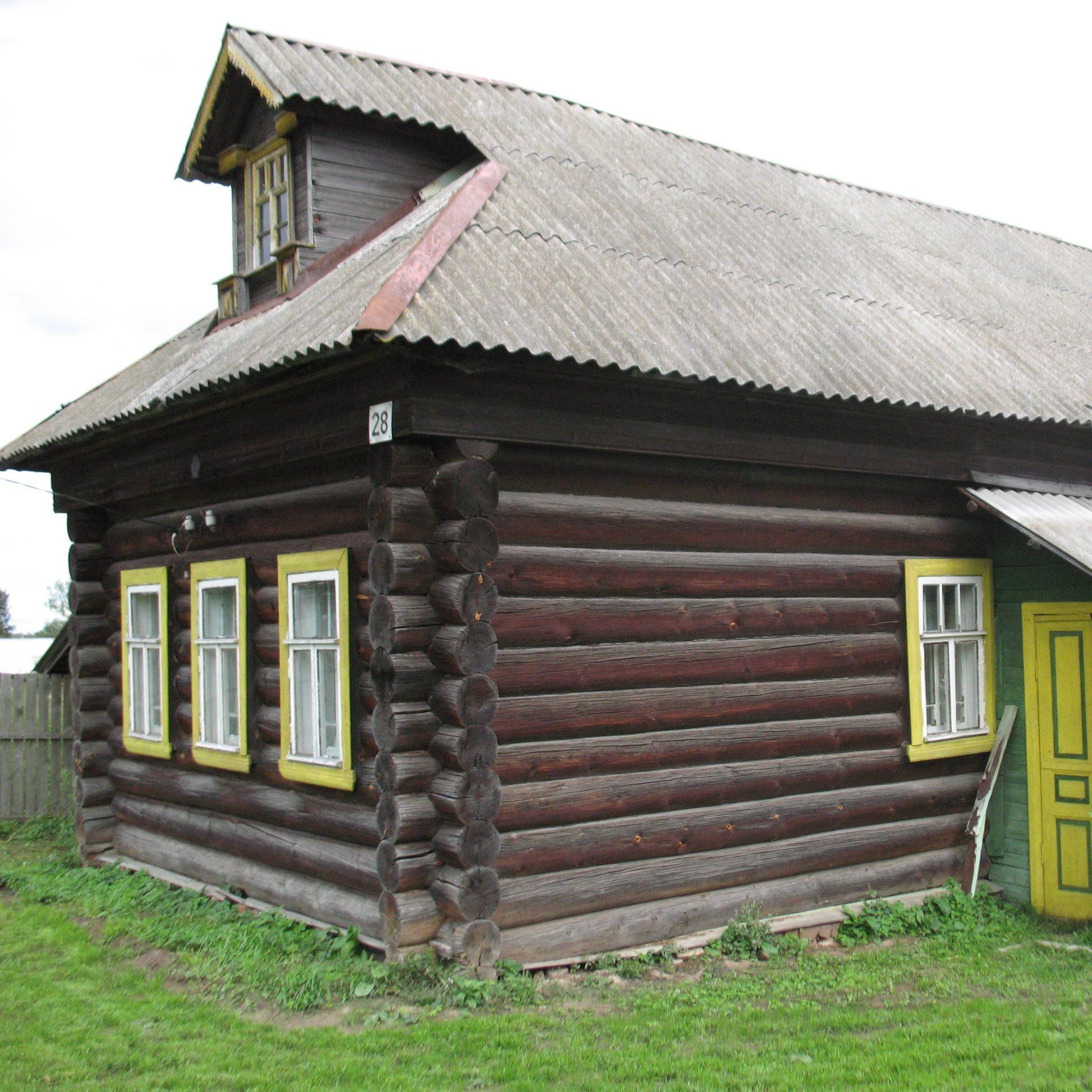Авито дом в деревне московская область. Старый деревянный дом. Дома в деревне. Деревянные дома в деревне. Дешевый деревенский дом.