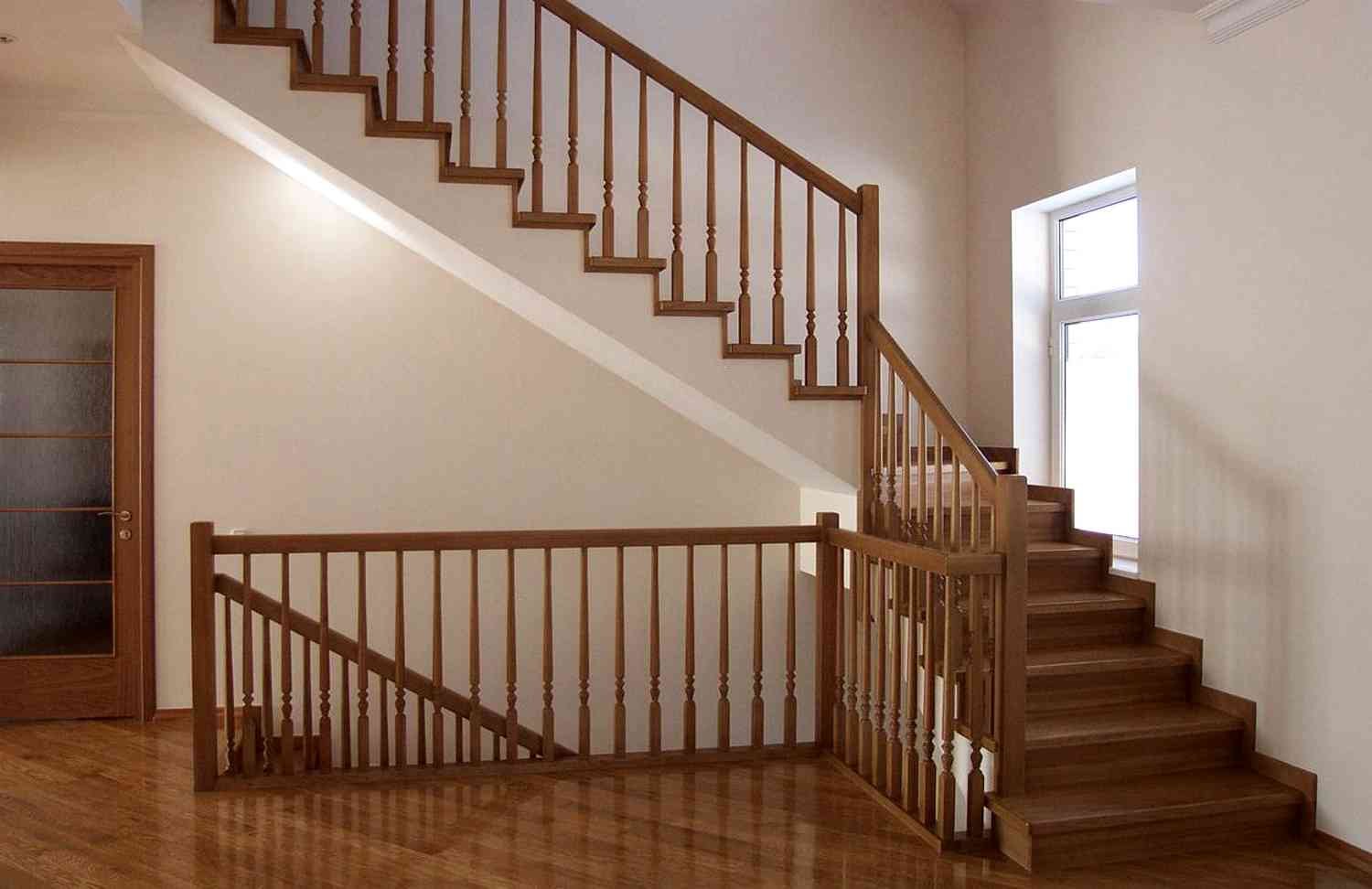 Лестницы в частном доме фото дерево. Лестница в частном доме. Деревянная лестница. Лестница межэтажная деревянная. Межэтажные лестницы в частном доме деревянные.