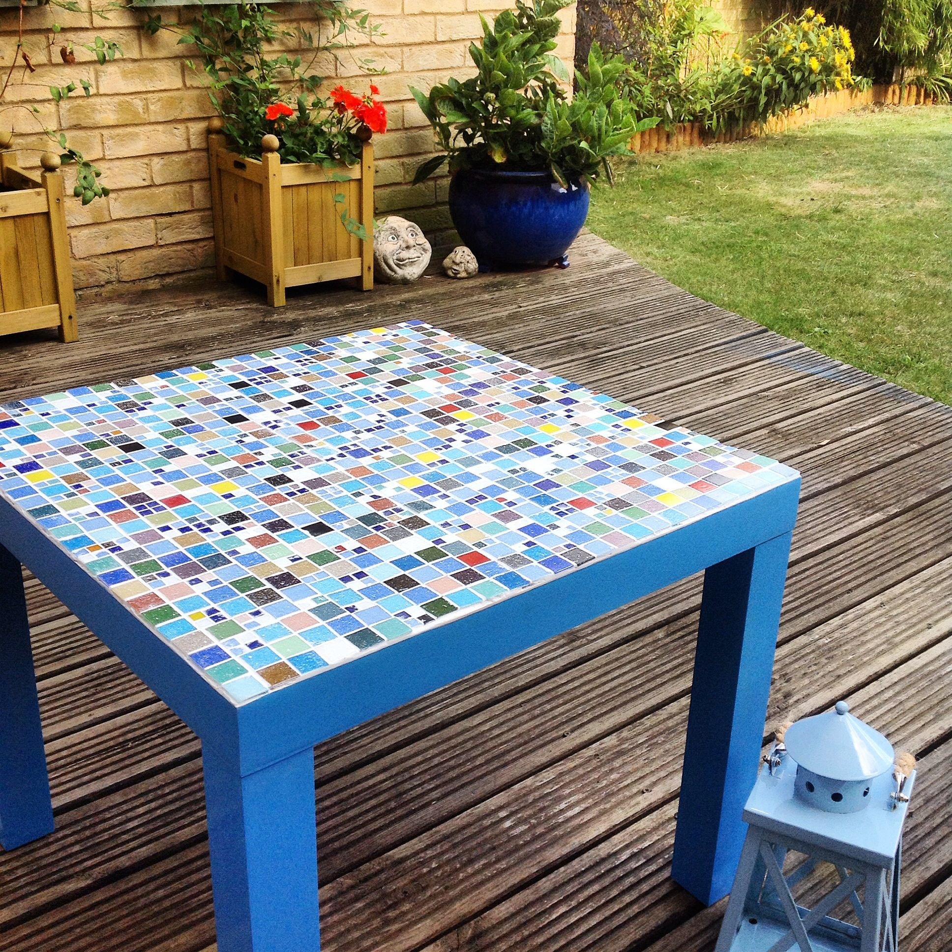 Цветные столы. Стол ЛАКК икеа с мозаикой. Стол садовый икеа. Уличный стол из плитки. Декорирование стола.