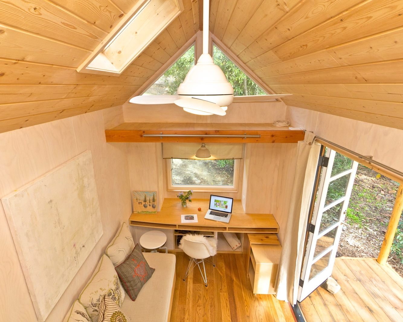 Маленький дачный домик с террасой под крышей фото интерьер