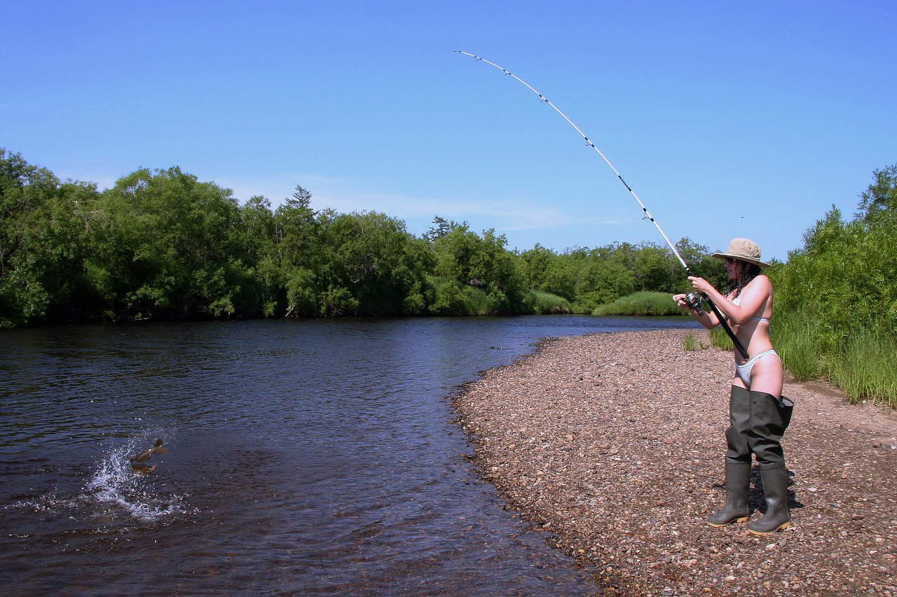 Рыбачат ли в озерах. Летняя рыбалка. Рыбалка на речке. Рыбак на реке. Рыбалка летом.