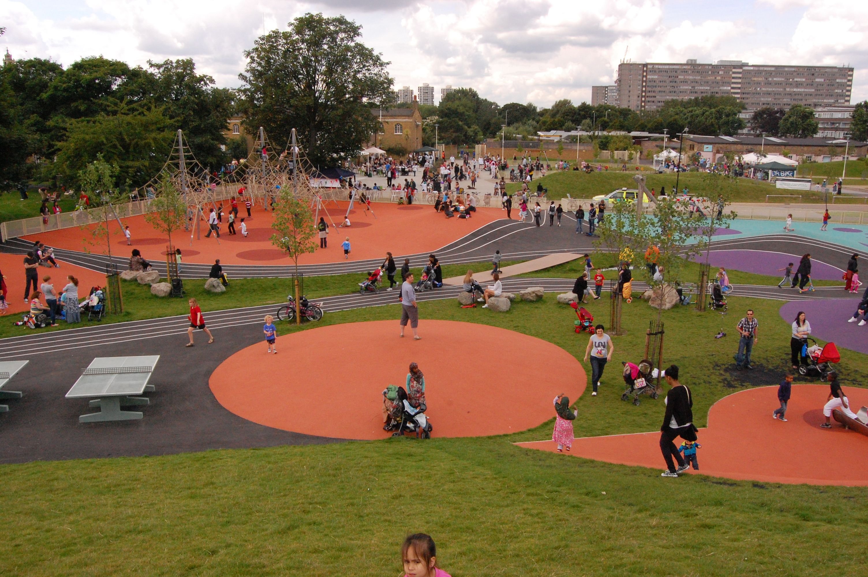 Park. Берджес парк Лондон. Берджес парк Лондон детская площадка. Спортивные парки. Спортивный парк.