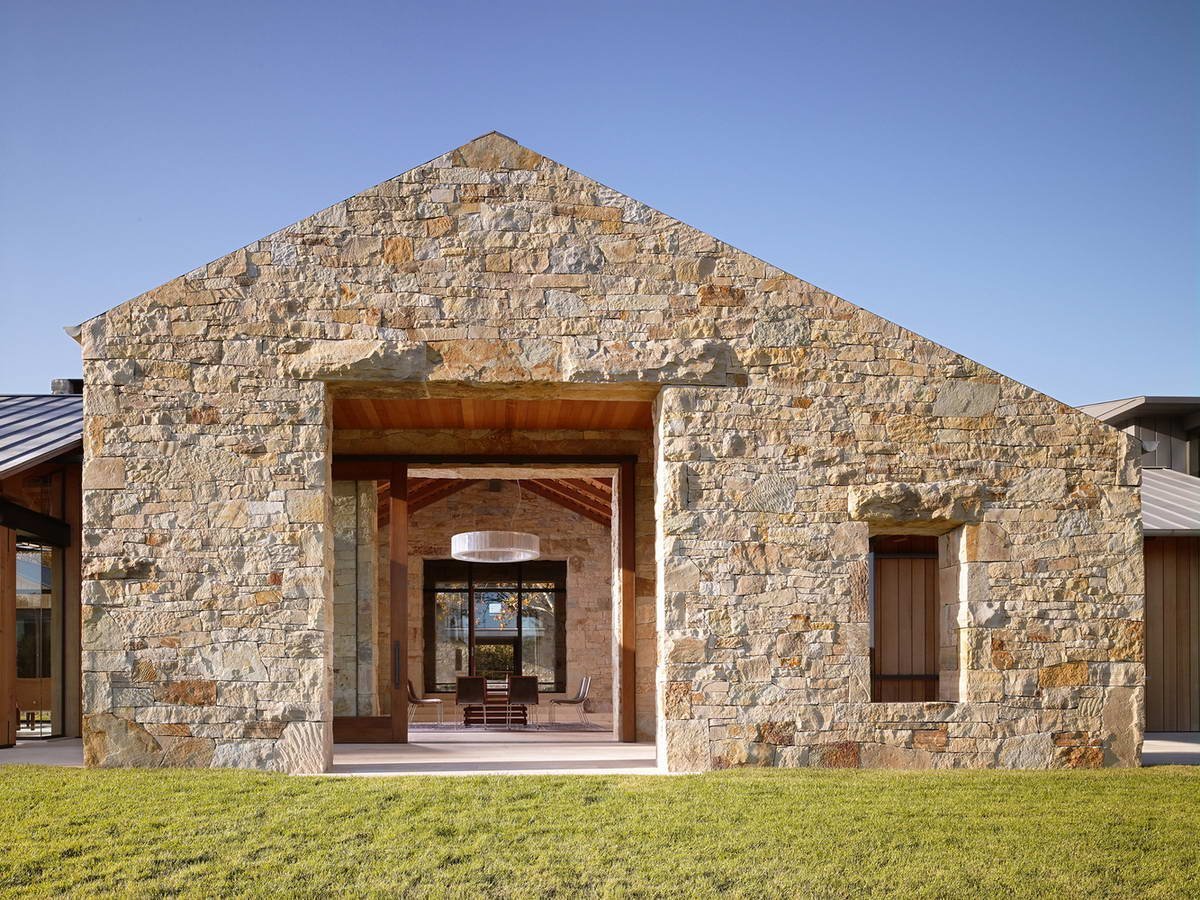 Современный каменный дом