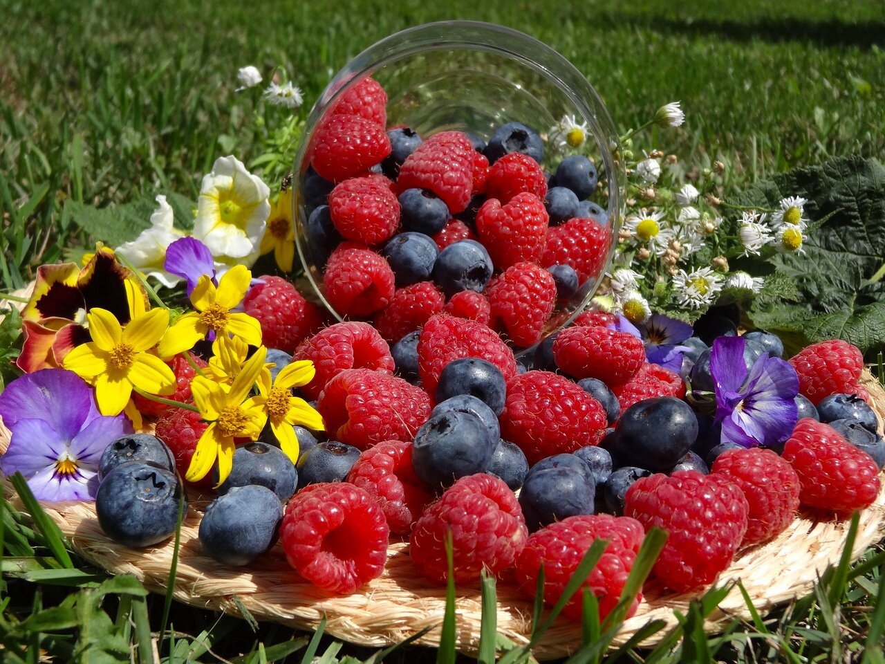Лето время фруктов и ягод