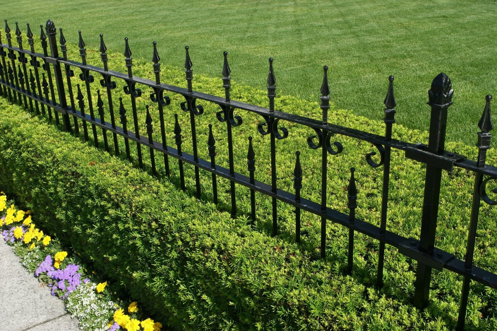 Забор для палисадника из металла. Декоративные заборчик палисадника металл. Гарденс забор. Красивый декоративный забор. Красивые заборчики для клумб.