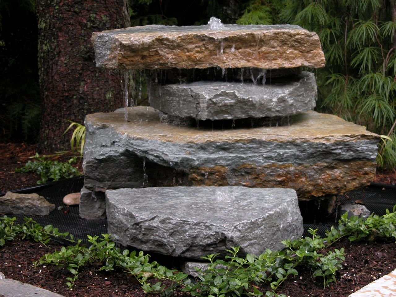Como hacer una fuente de jardin con piedras