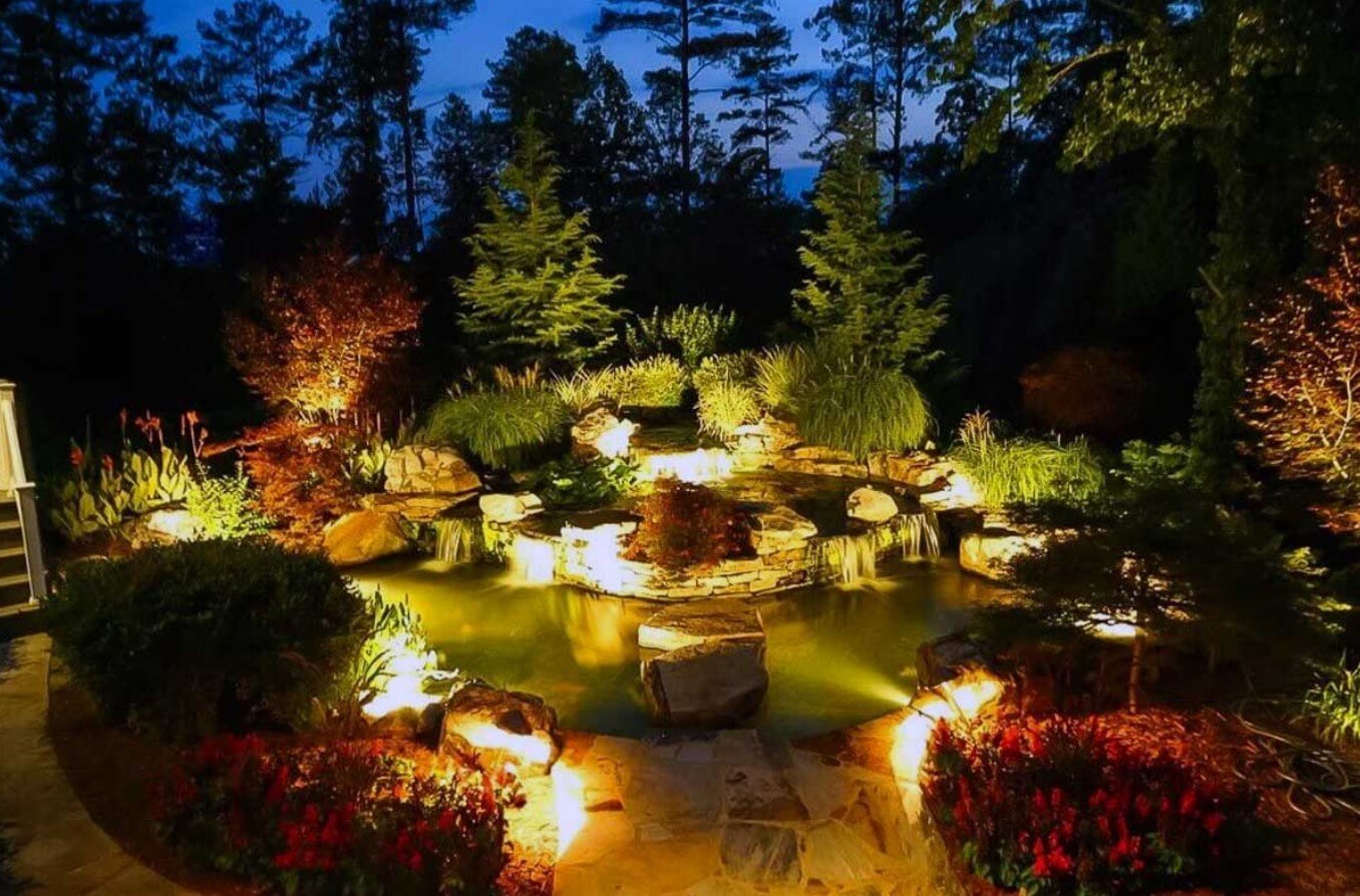 Освещенность водоемов. Подсветка ландшафта. Освещение в саду. Декоративное освещение сада. Декоративное освещение водоема.