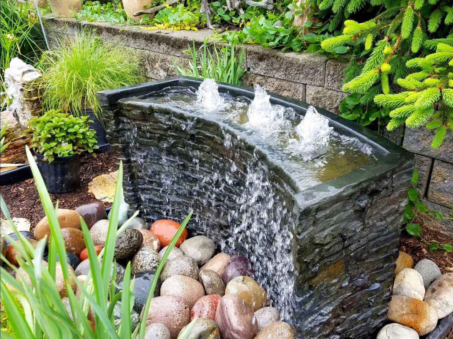 Водоем фонтан. Садовый водопад стена. Водопад-фонтан Ручеек садовый. Водопад на дачном участке. Водопад в саду.