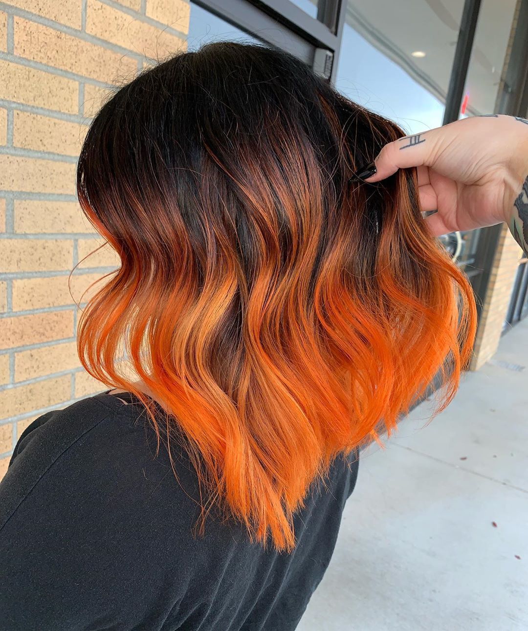 Черно оранжевые волосы. Оранжевые кончики волос. Рыжие кончики волос. Амбре оранжевый. Омбре оранжевое на темные волосы.