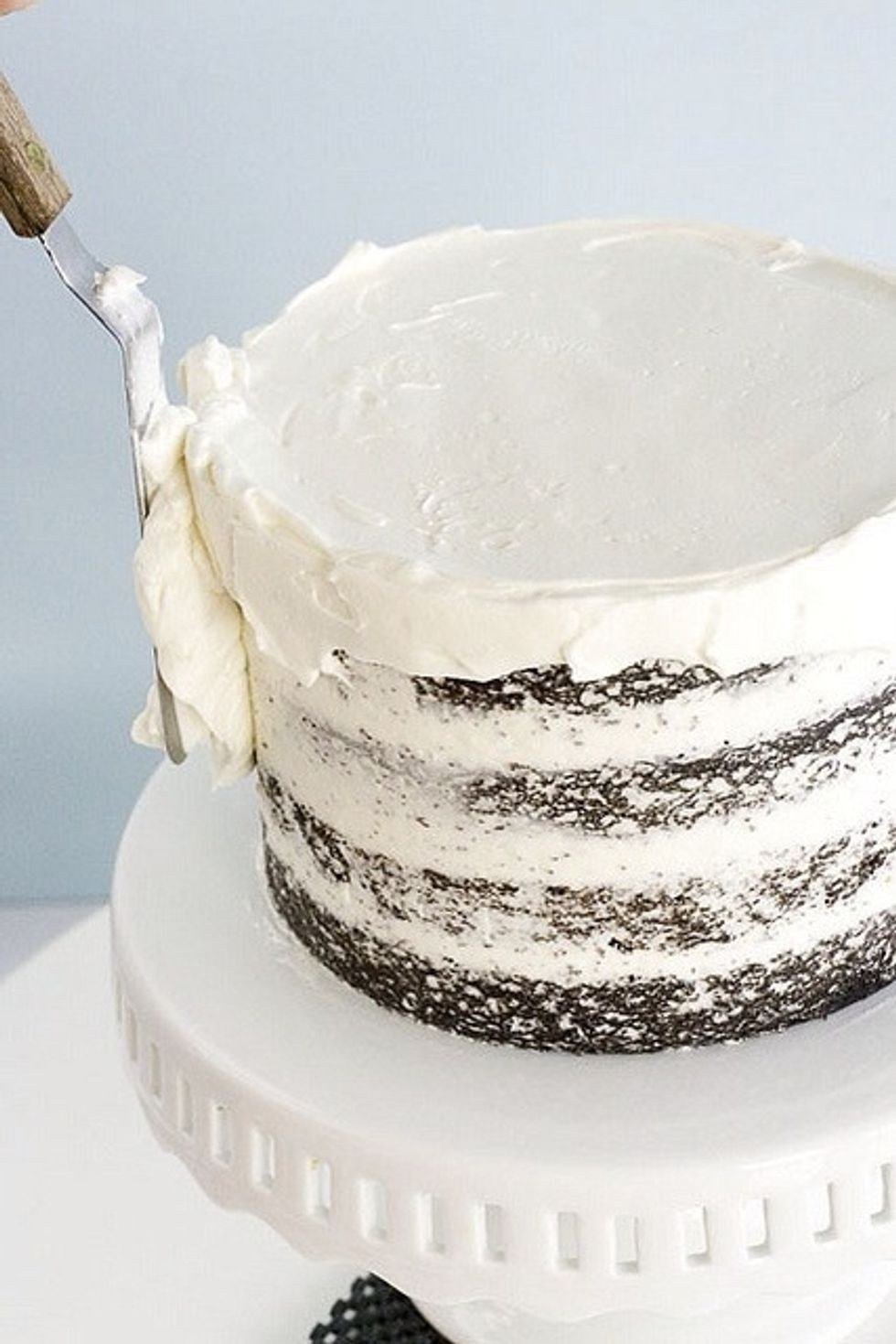 Выравнивание и украшение торта кремом чиз. Выравние торта кремом чиз. Торт выровненный кремом. Крем для покрытия торта. Торт покрытый кремом.