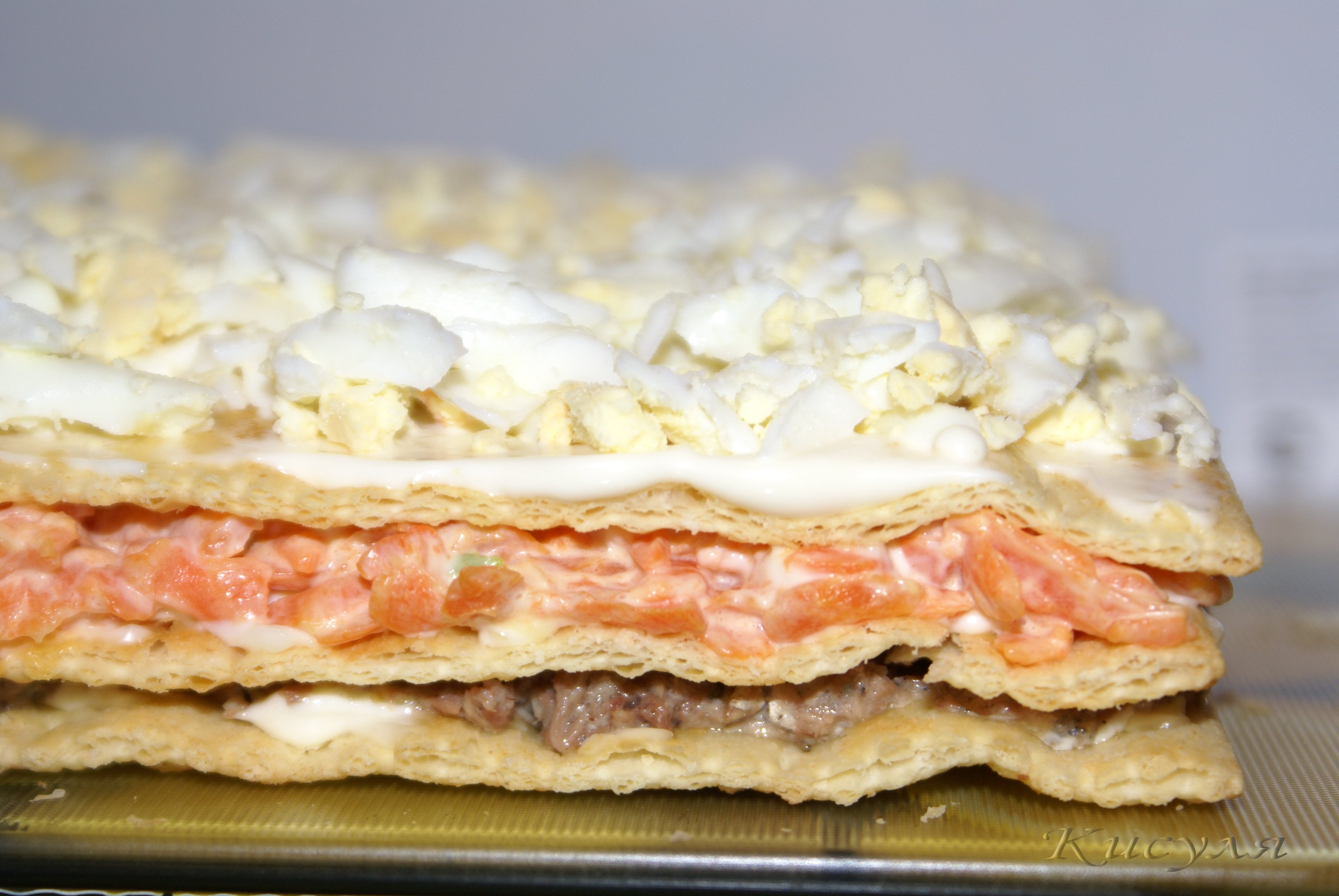 Пирог из готовых коржей. Закусочный торт Наполеон с рыбной консервой. Закусочный торт Наполеон мясной. Салат закусочный Наполеон с рыбной консервой.
