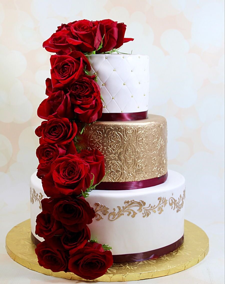 Торт красно золотой. Шикарный свадебный торт. Свадебный торт красно белый. Свадебный торт в Красном цвете. Свадебный торт с красным декором.
