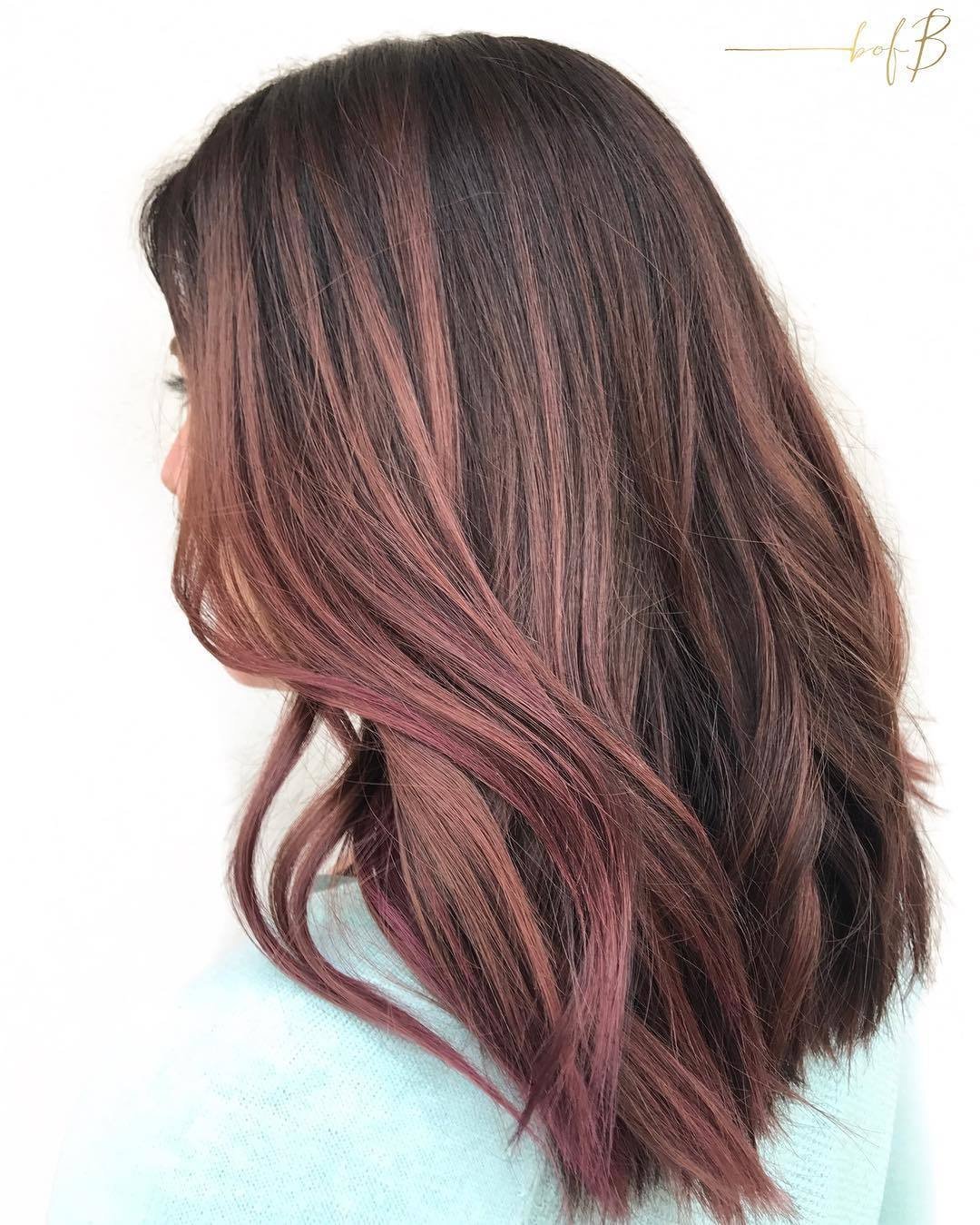 Каштаново розовый. Балаяж лиловый шоколад. Шоколадно-розовый балаяж. Коричнево розовые волосы. Коричневые волосы с розовым оттенком.