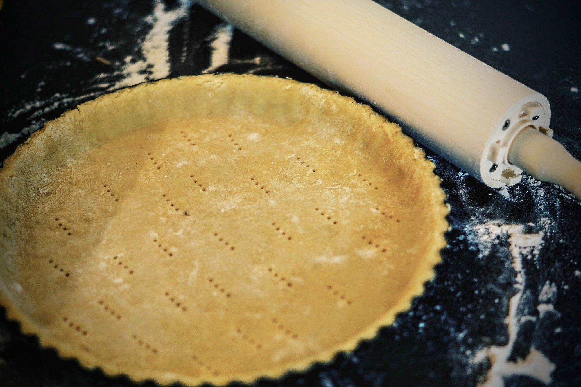 Замешиваем песочное тесто. Тесто в форме для выпечки. Песочное тесто. Песочная основа для пирога. Раскатка песочного теста.