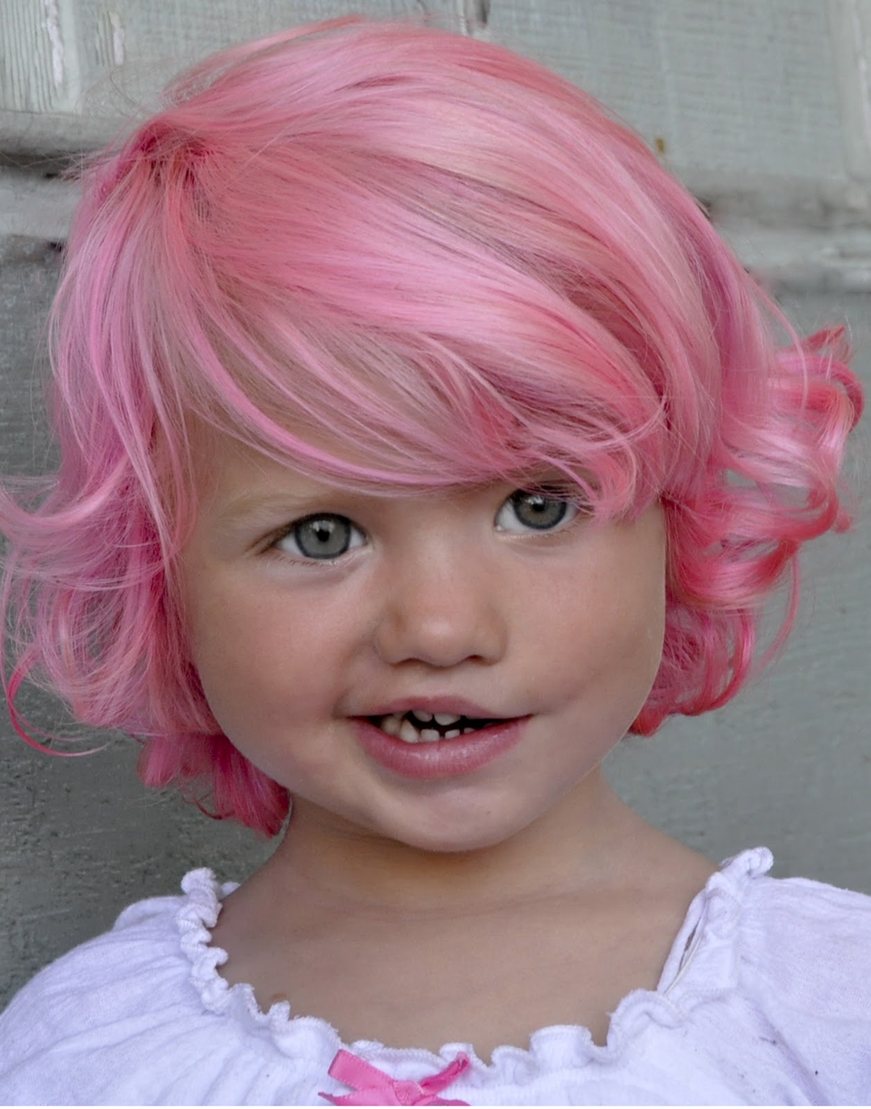 Ты уже не ребенок розовый. Маленькая девочка с розовыми волосами. Розовые волосы. Маленькие девочки с розовыми волосами. Стрижки для маленьких девочек.
