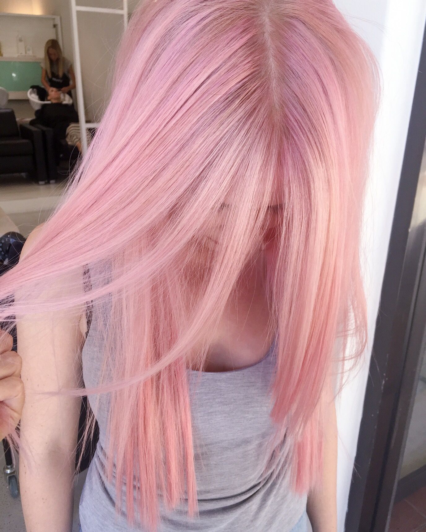 Бледно розовые волосы. Розовые волосы. Светло розовые волосы. Нежно розовые волосы. Блондинка с розовым оттенком.