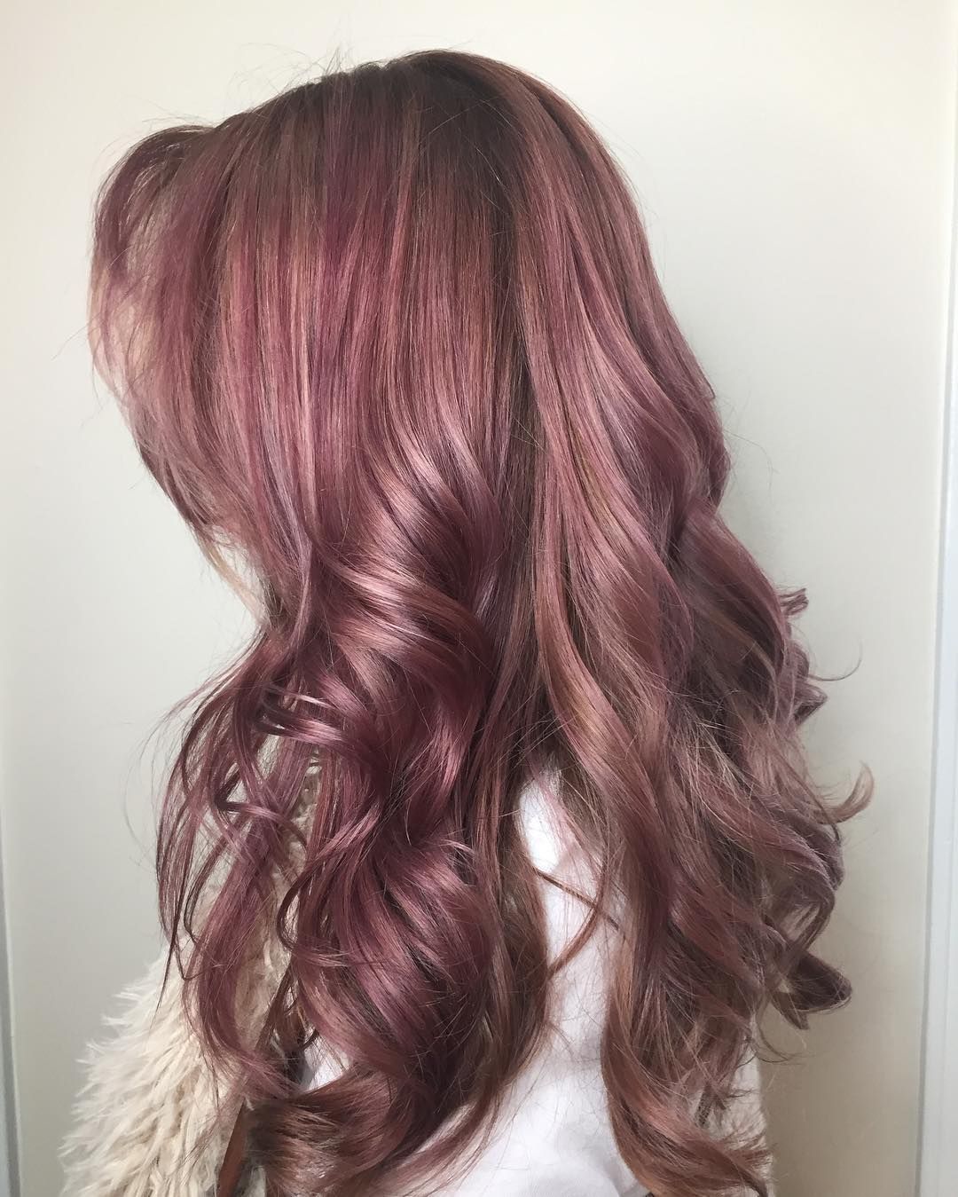 Темно розовая краска. Тмнорозовый цвет волос. Темно розовый цвет волос. Темно розовое золото цвет волос. Тёмное розовое золото цвет волос.