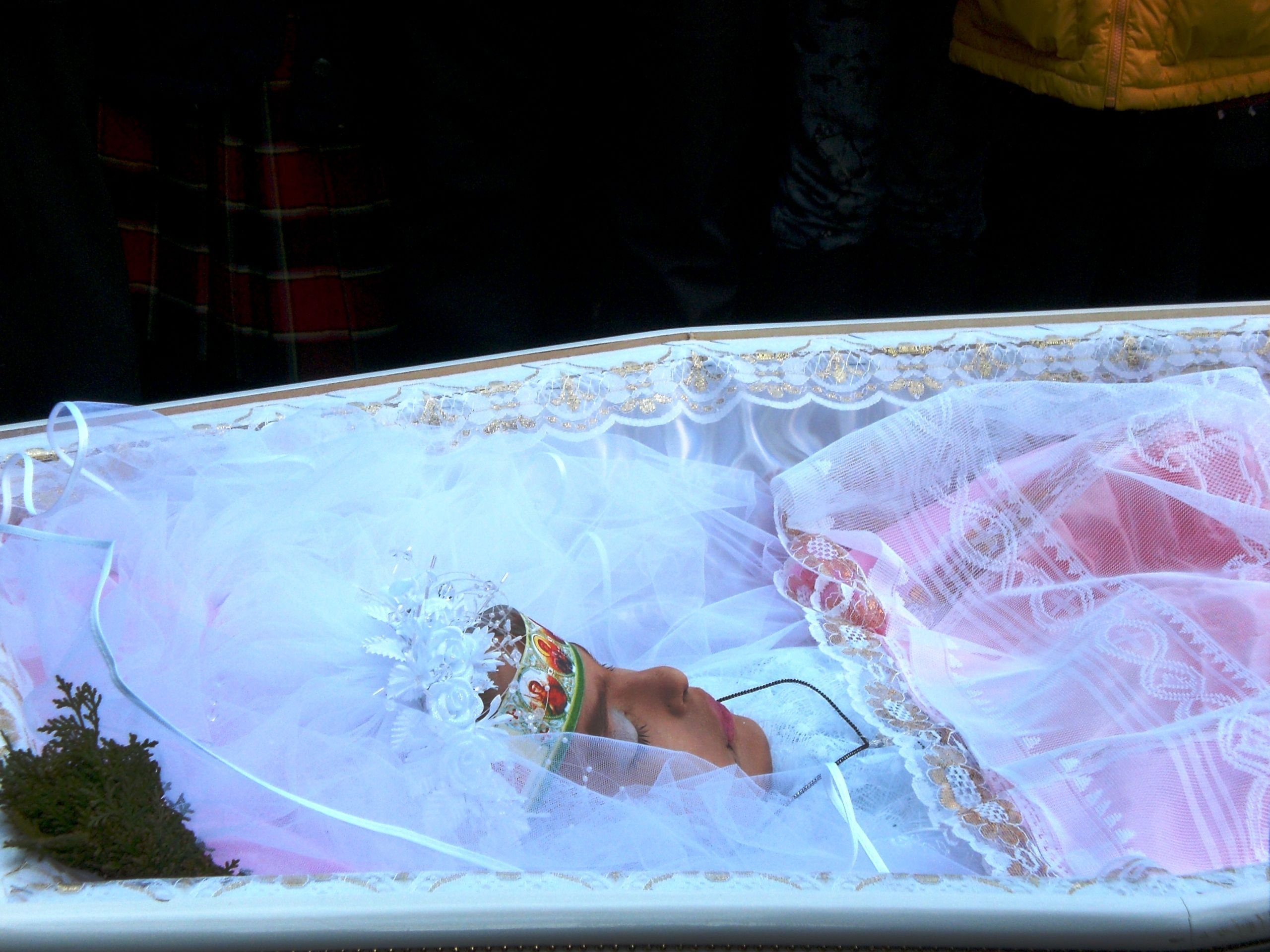 Платок на кладбище. Девушки в гробу в свадебном платье. Похоронное свадебное платье. Покойница в свадебном платье.