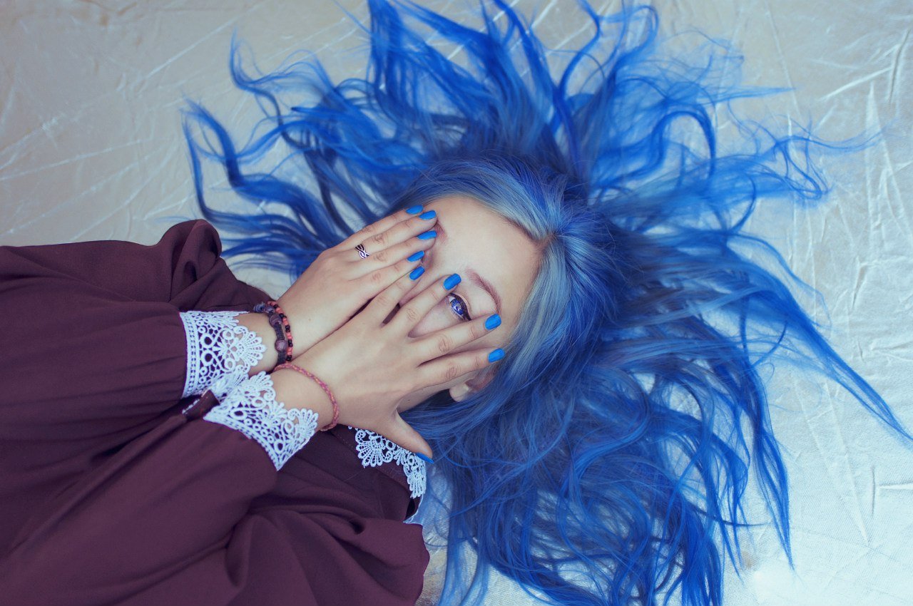 Стримерша с синими волосами