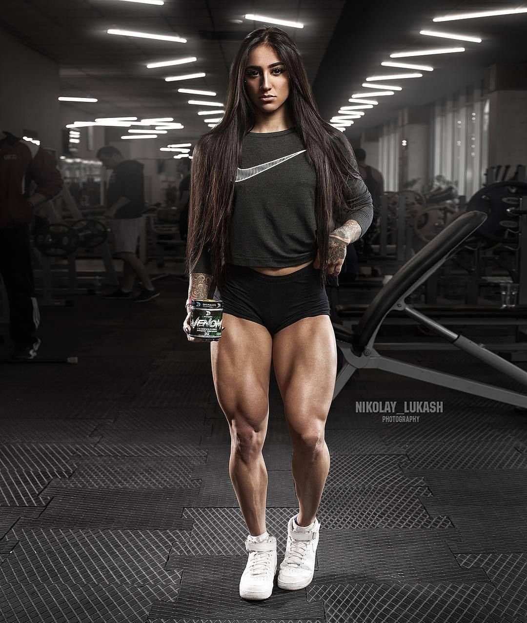 Сильные ноги дам. Бахар Набиева. Nabieva Бахар Набиева. Бахар Набиева ноги. Фитнес-модель Бахар Набиева.
