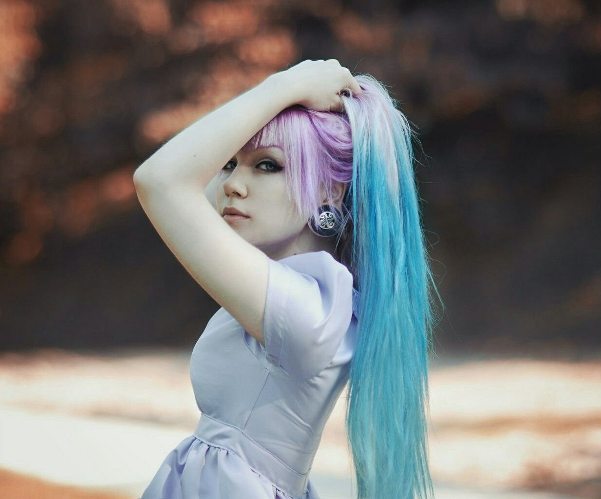 Девочка с сине розовыми волосами. Девушка с голубыми волосами. Девушка с синими волосами. Розово голубые волосы. Девочка с голубыми волосами.