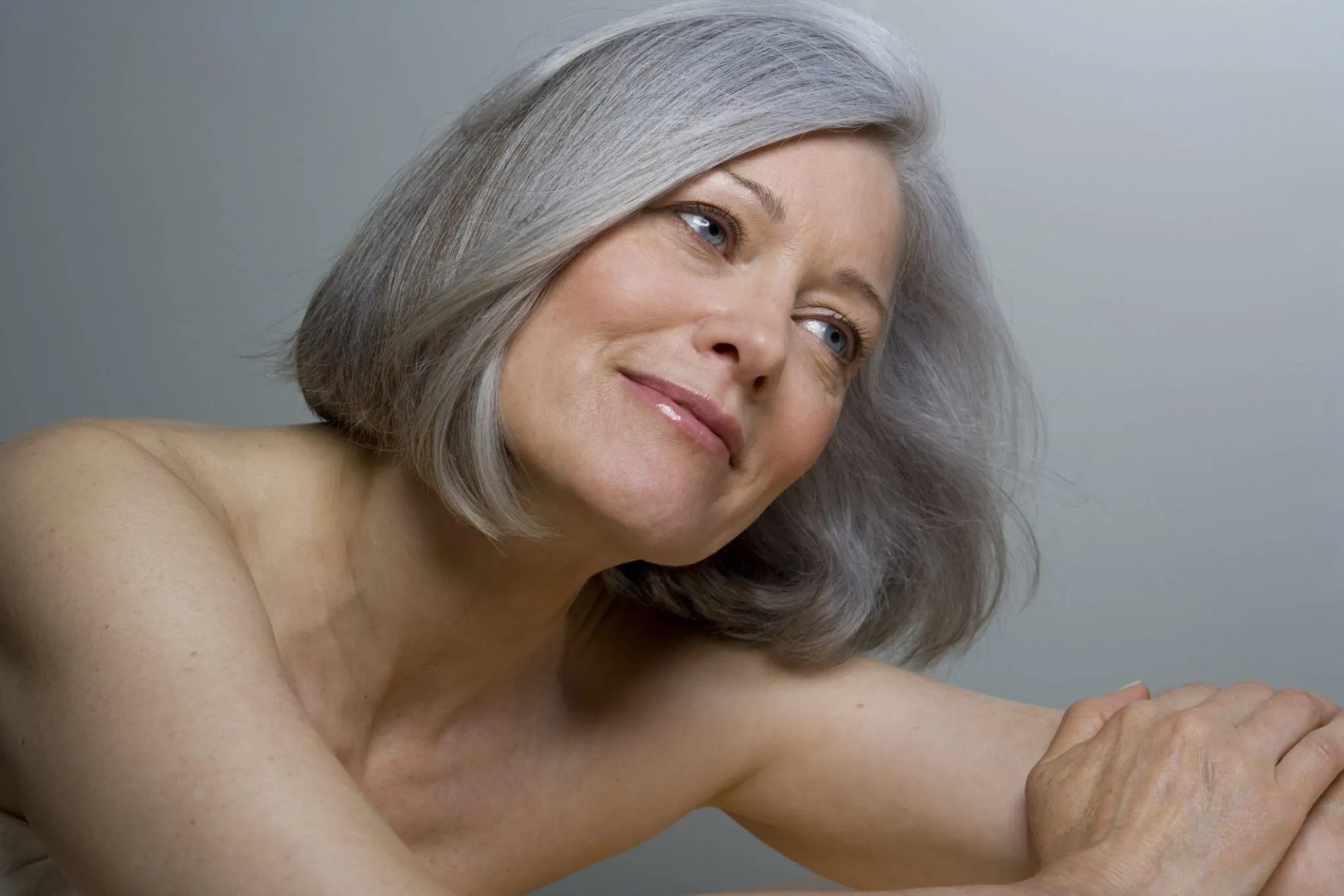 Зрелые старше 50 лет. Модель 60+ Барбара. Красивая пожилая женщина. Женское лицо в возрасте. Стрижки на Седые волосы.