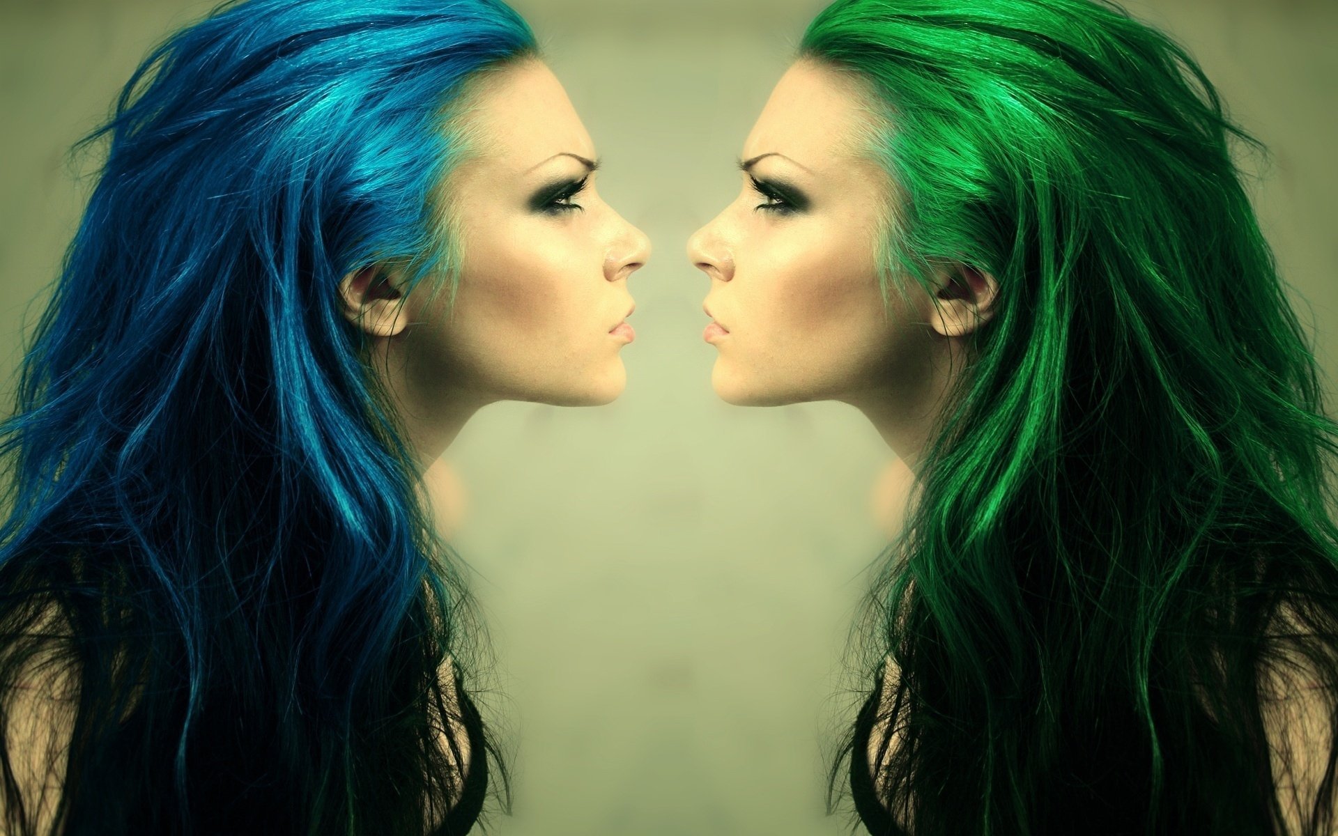 Lesbian green. Зеленые волосы. Девушка с синими волосами. Сине зеленые волосы. Красивая девушка с зелеными волосами.