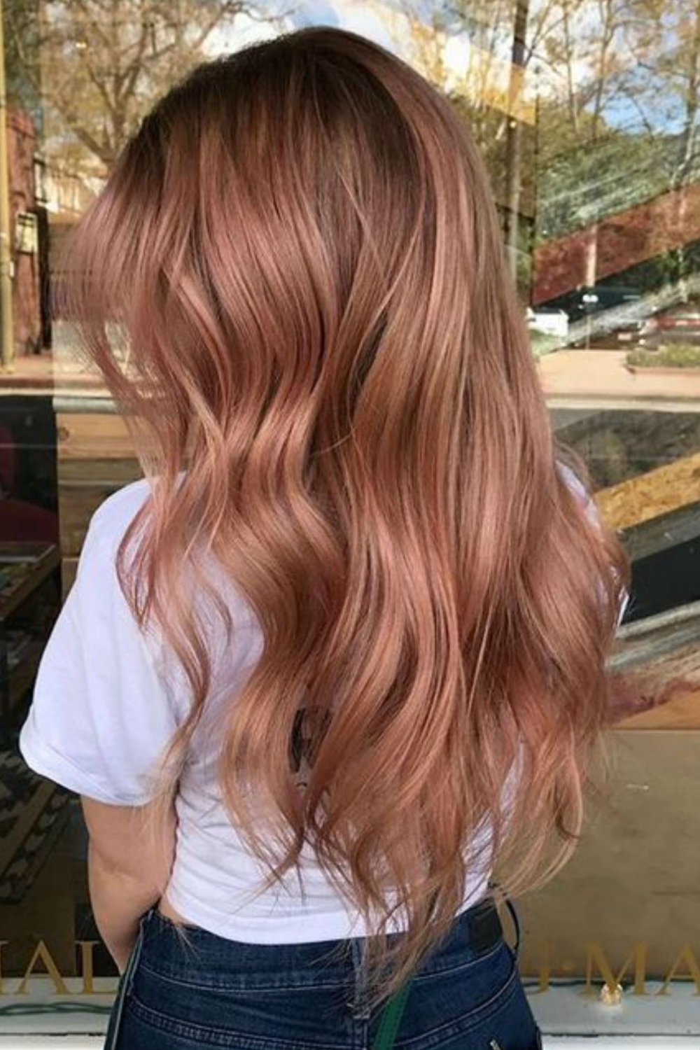 Русый розовый цвет волос. Цвет волос Роуз Голд балаяж. Роуз Голд цвет. Окрашивание Роуз Голд на рыжие. Rose Gold окрашивание.