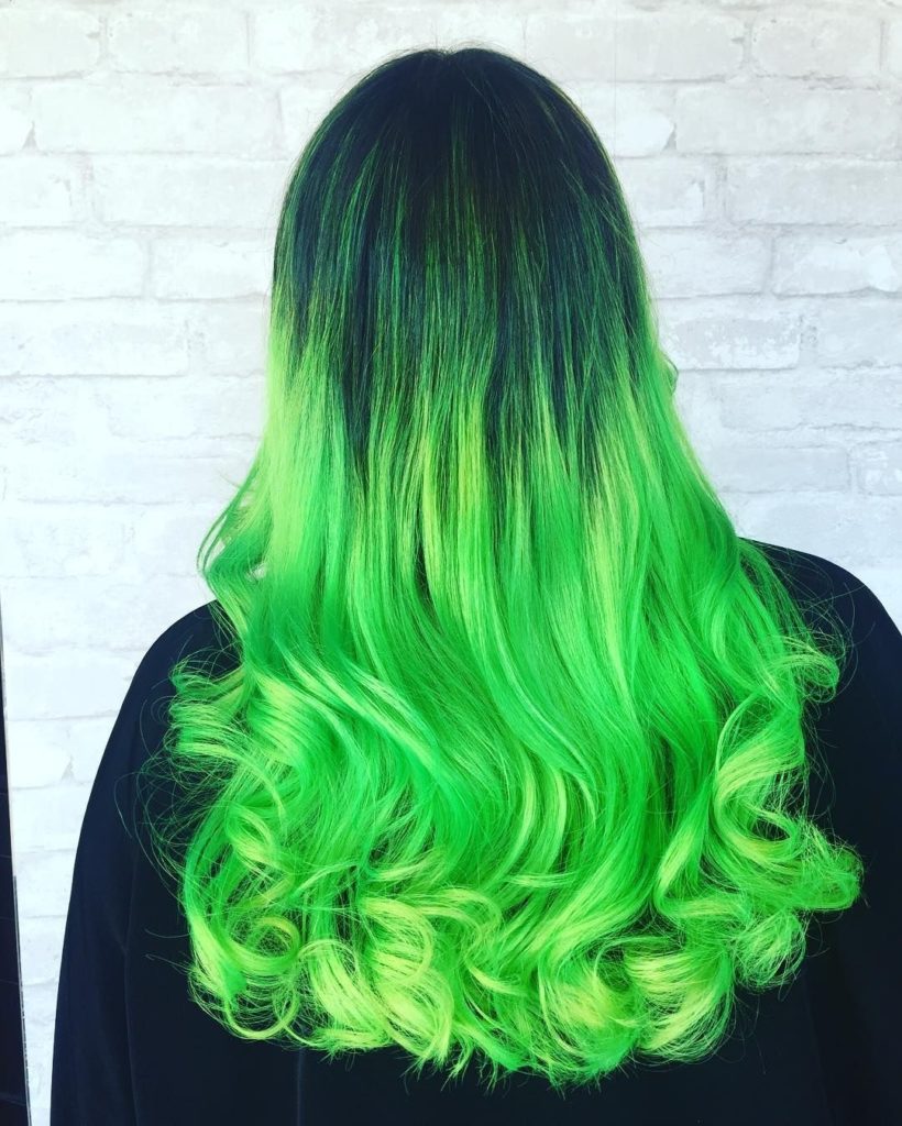 Можно зеленые волосы. Изумрудный цветтволос. Зеленые волосы. Зелёные кончики волос. Салатовое окрашивание волос.