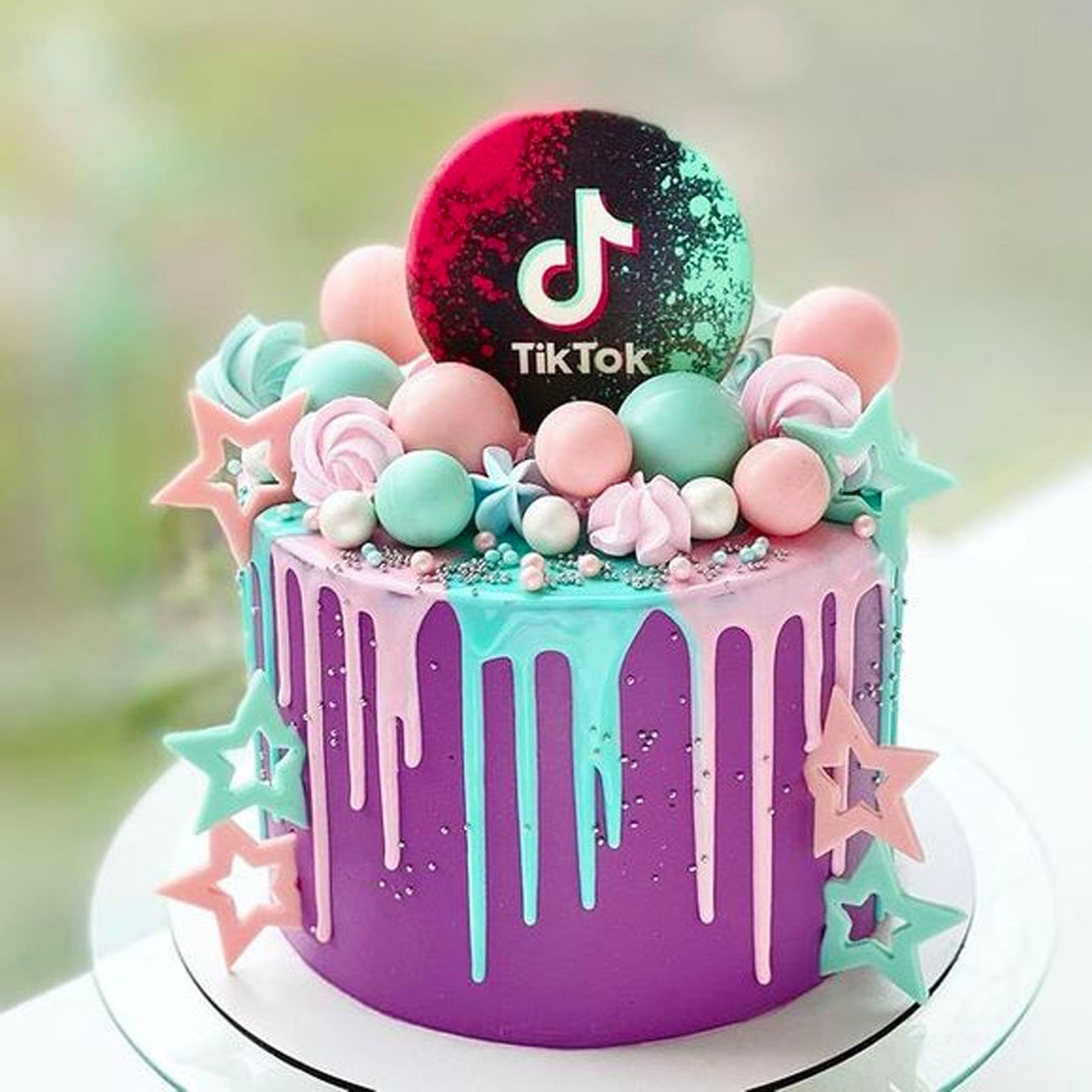 Красивые торты 11 лет. Торт в стиле тик ток для девочки. Декор торта для девочки 10 лет. Тортик на 10 лет девочке. Декор торта для девочки 12 лет.