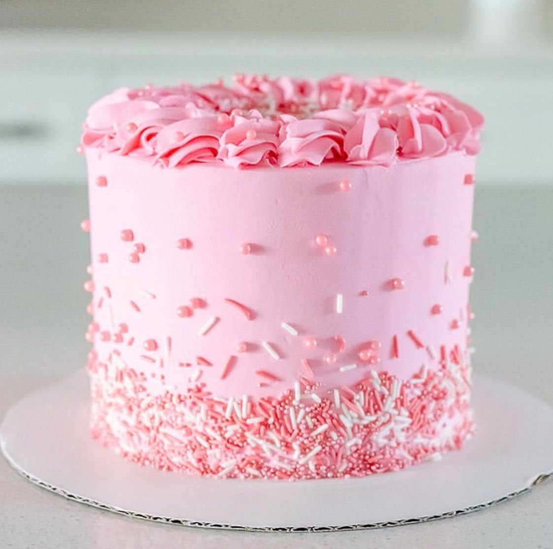 Сделать розовый торт. Розовый торт. Украшение торта для девочки. Нежное украшение торта. Украшение розового торта.