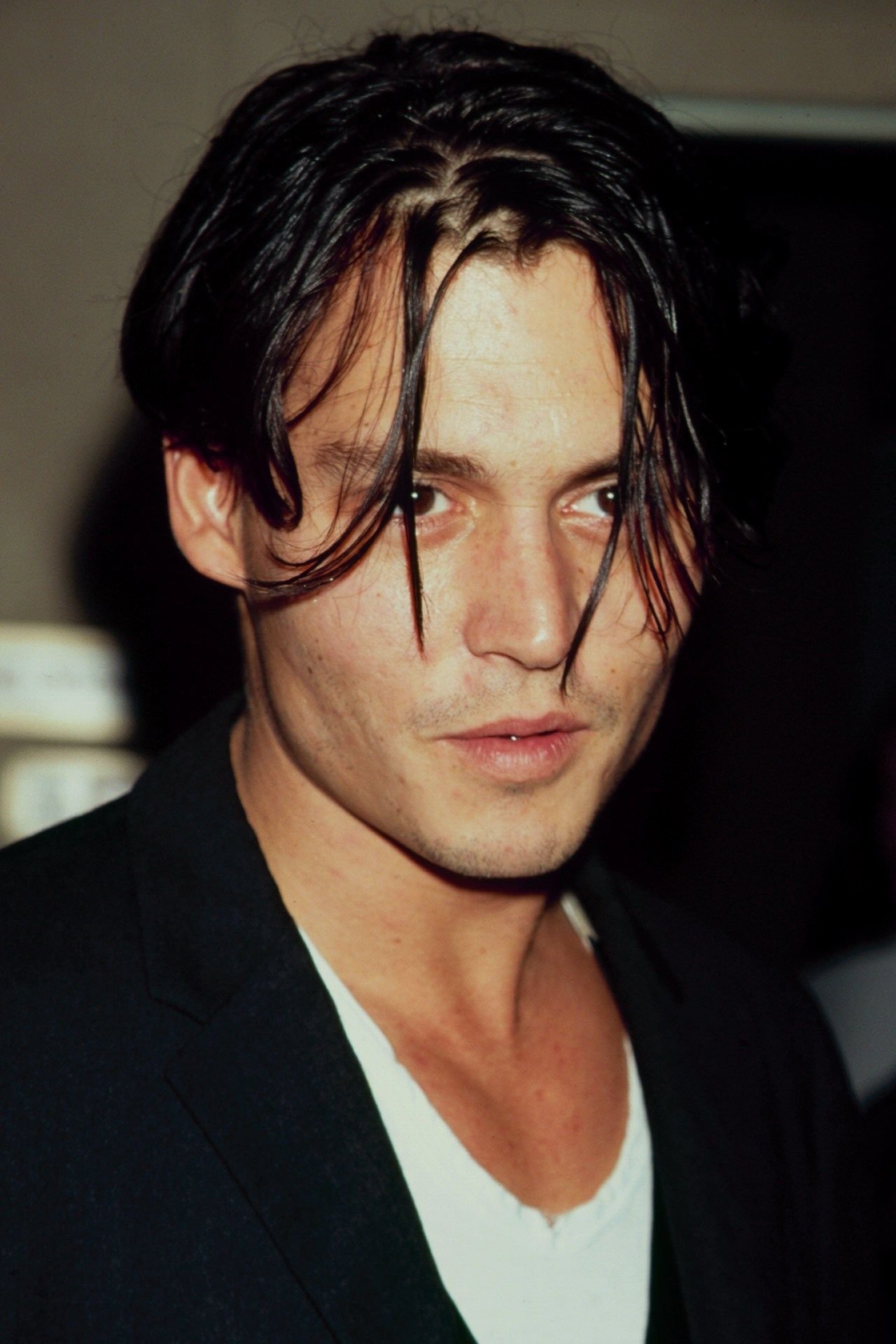 Мужские прически 90 х. Johnny Depp 90s. Джонни Депп 90-е. Стрижка Curtains Джонни Депп. Джонни Депп прическа 90-х.