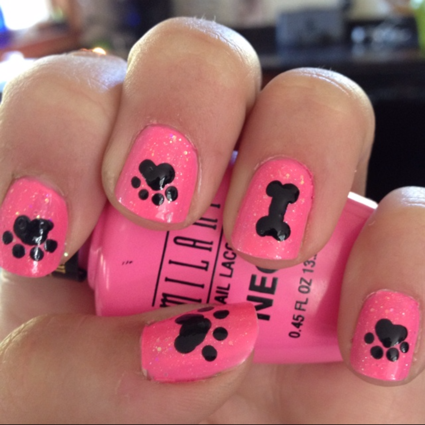 Маникюр с собаками. Розовые ногти с лапками. Маникюр с лапками собаки. Лапки на ногтях маникюр.