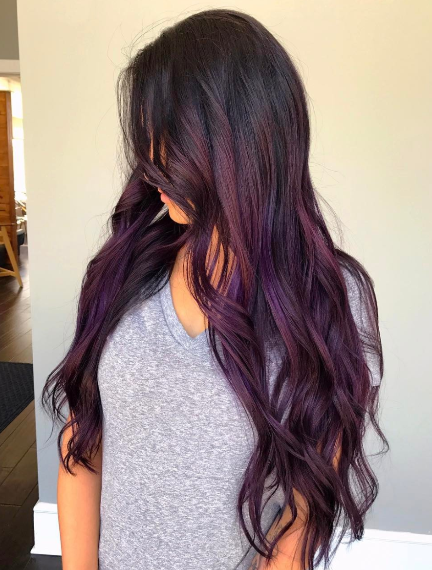 Омбре на черных волосах. Фиолетовые пряди. Фиолетовые пряди на темных волосах. Цветное окрашивание на длинные волосы. Каштановые волосы с фиолетовыми прядями.