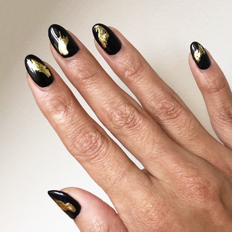 Черные ногти с фольгой. Ногти чёрные с золотом. Черно-золотой маникюр. Черные ногти с золотой фольгой.